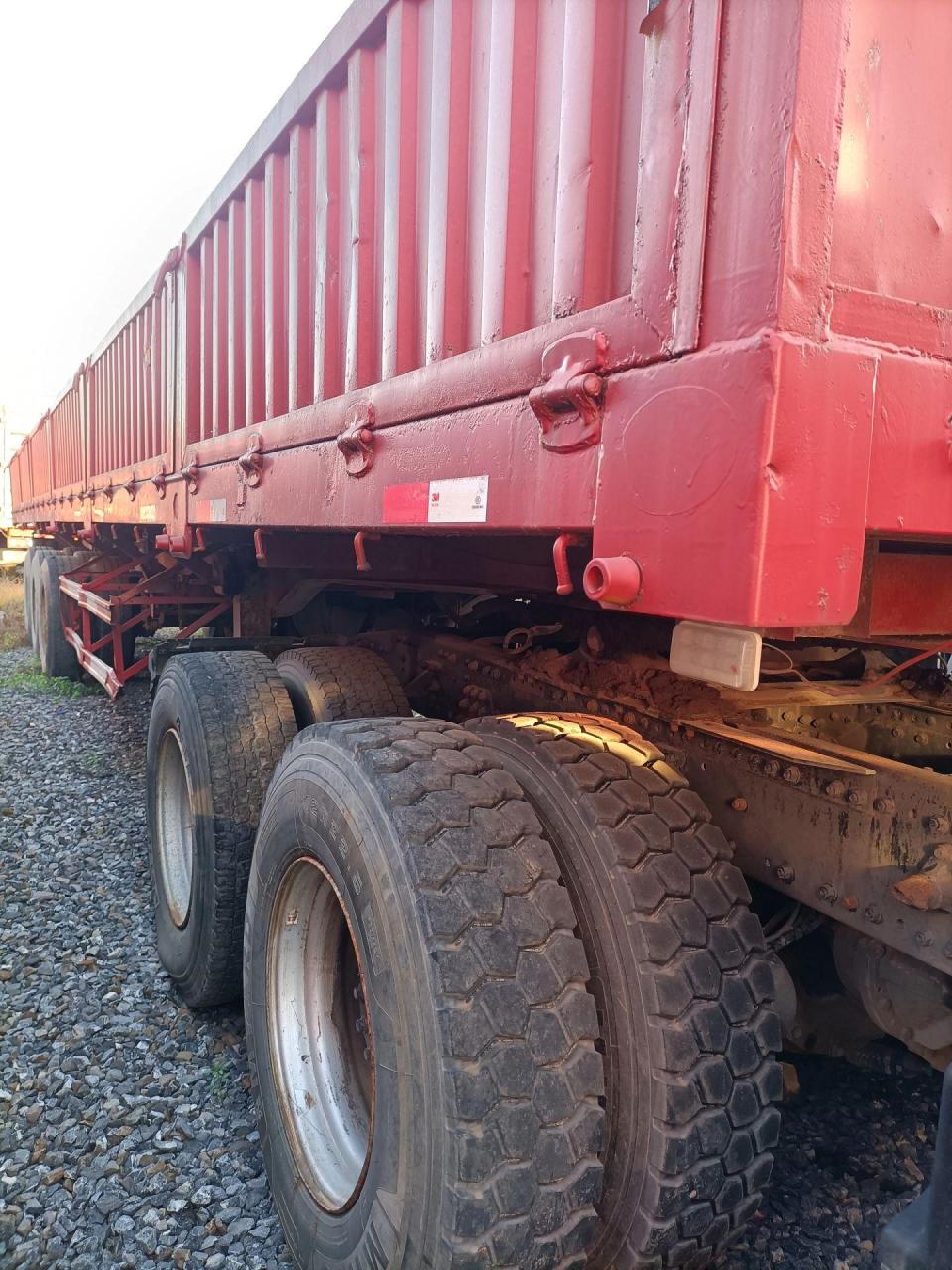 解放j6p侧翻半挂车.