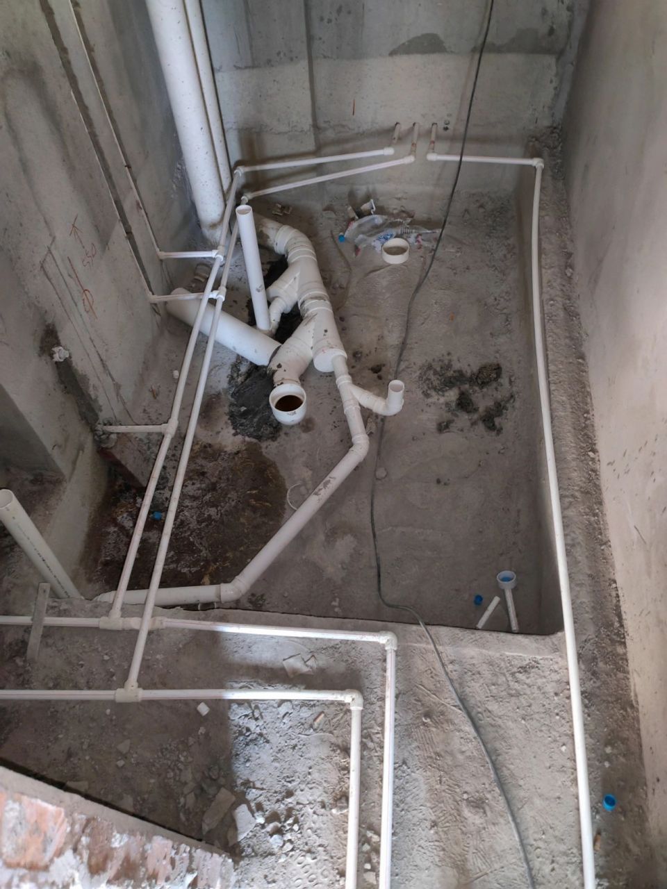 师父说马桶不需要存水弯 师父说马桶不需要存水弯,因为05自带有存水