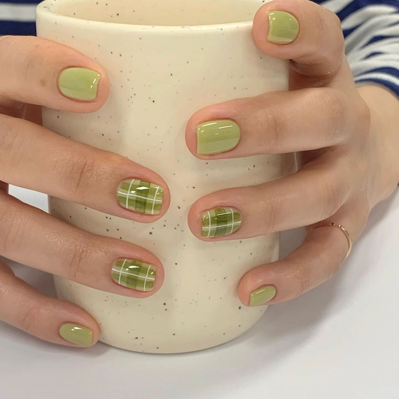 9793豆绿色夏日清凉美甲 韩系格纹美甲