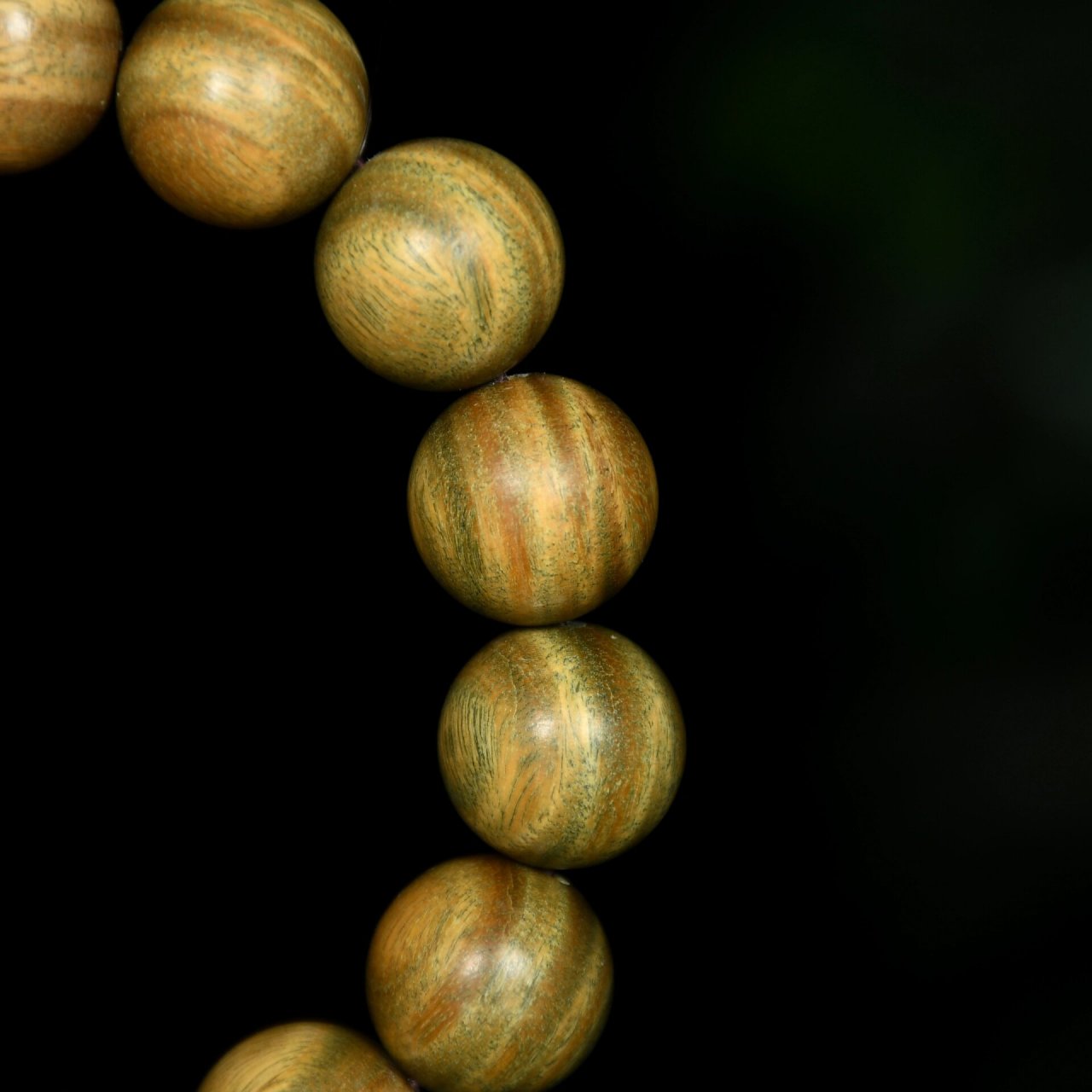 阿根廷绿檀木,也被称为南美绿檀木或巴西绿檀木,是一种质地坚硬,颜色