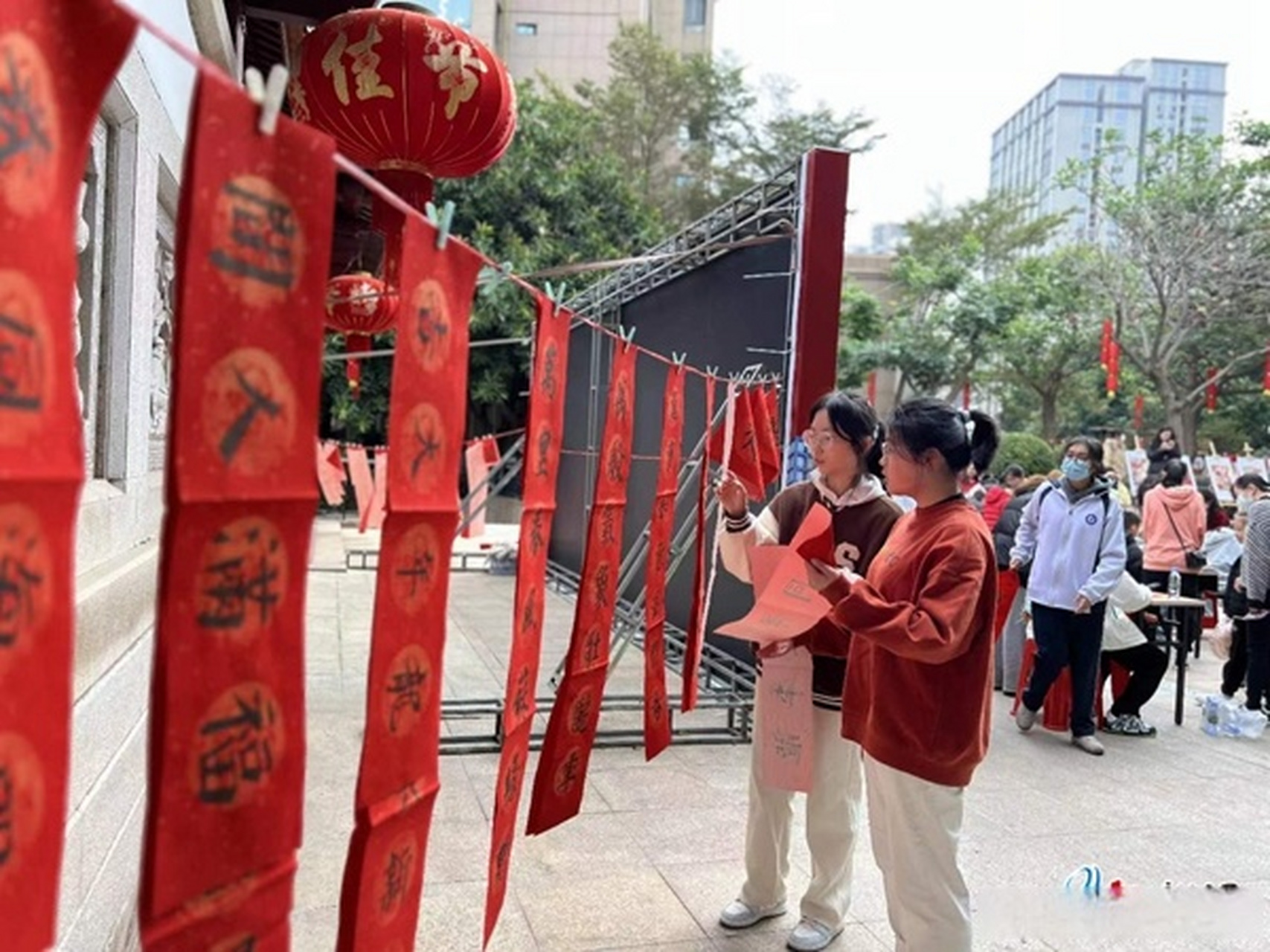 晋江市新时代文明实践活动走进梅岭街道桂山公园】昨日上午,由晋江市