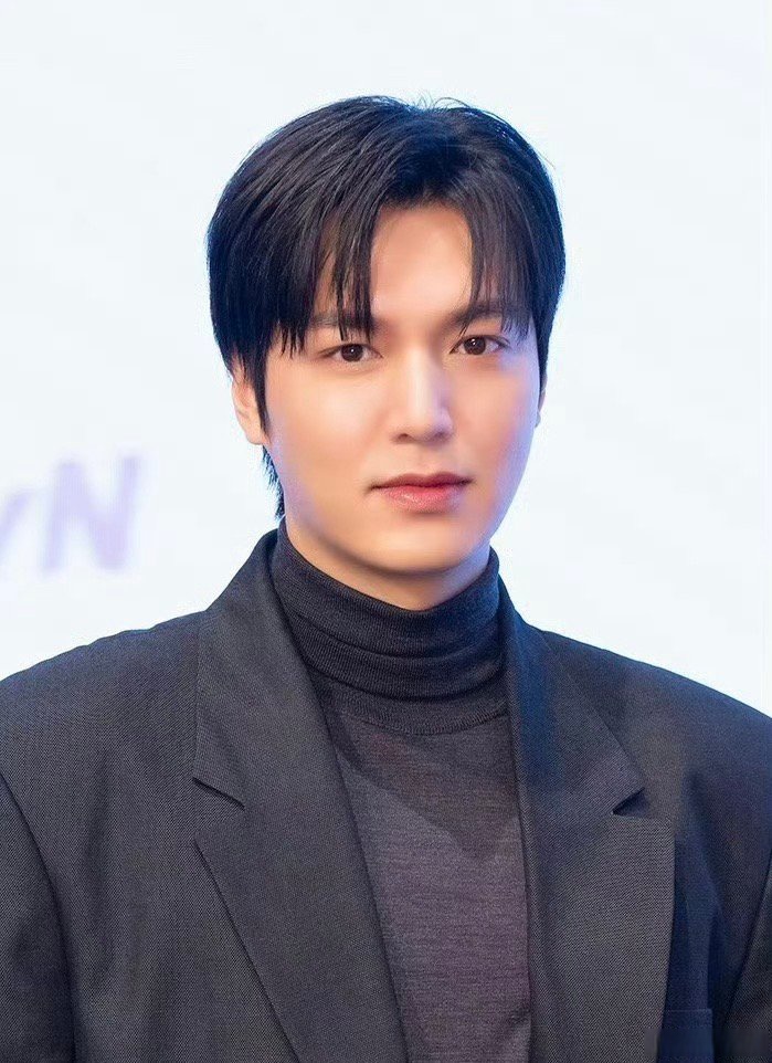 李敏镐今日出席新剧活动哥依然顶着顺产头自信比心真诚发问韩国的空气