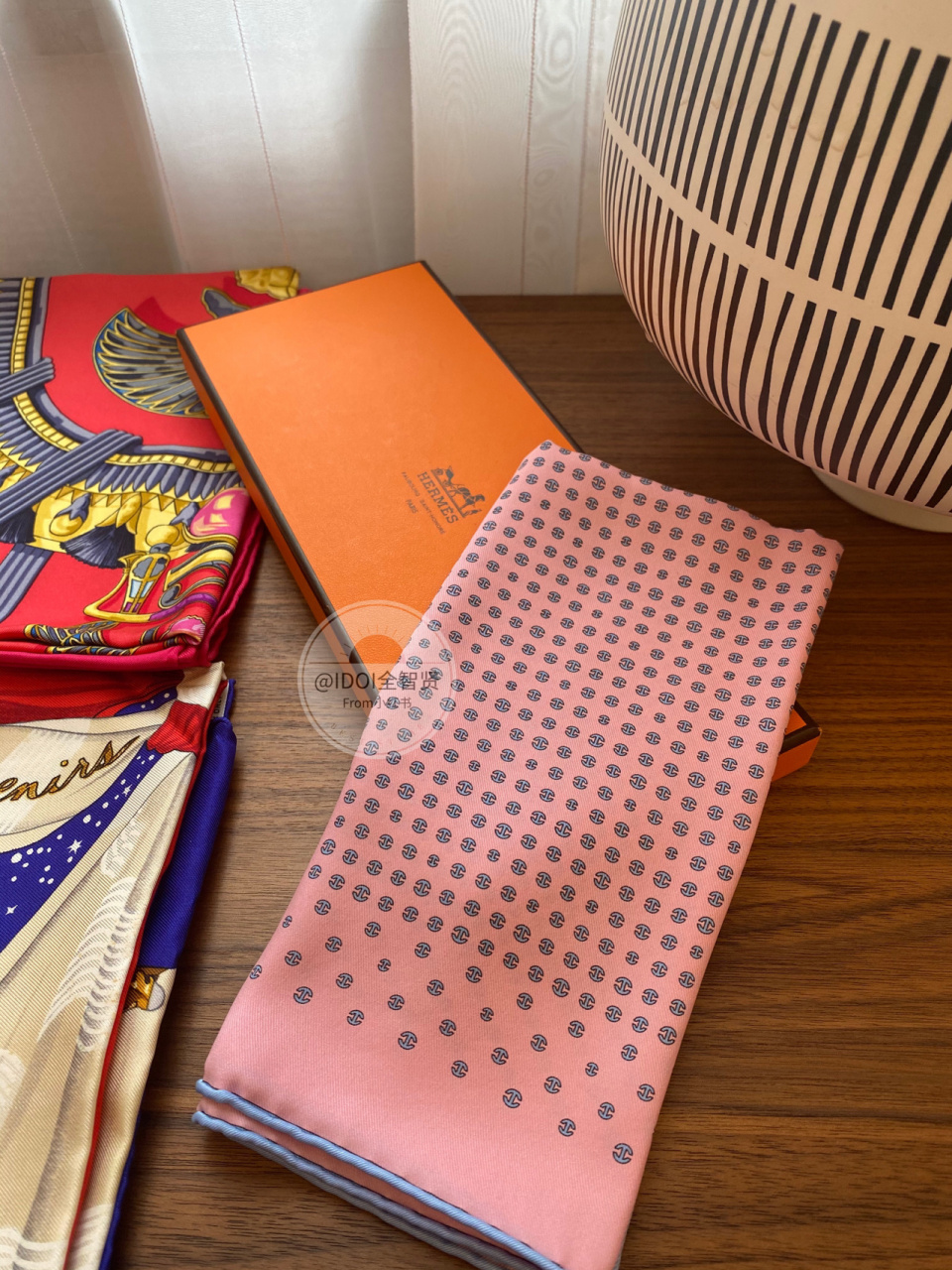 96hermès爱马仕h满logo小方巾与你分享 96粉色和淡淡的矢车菊蓝
