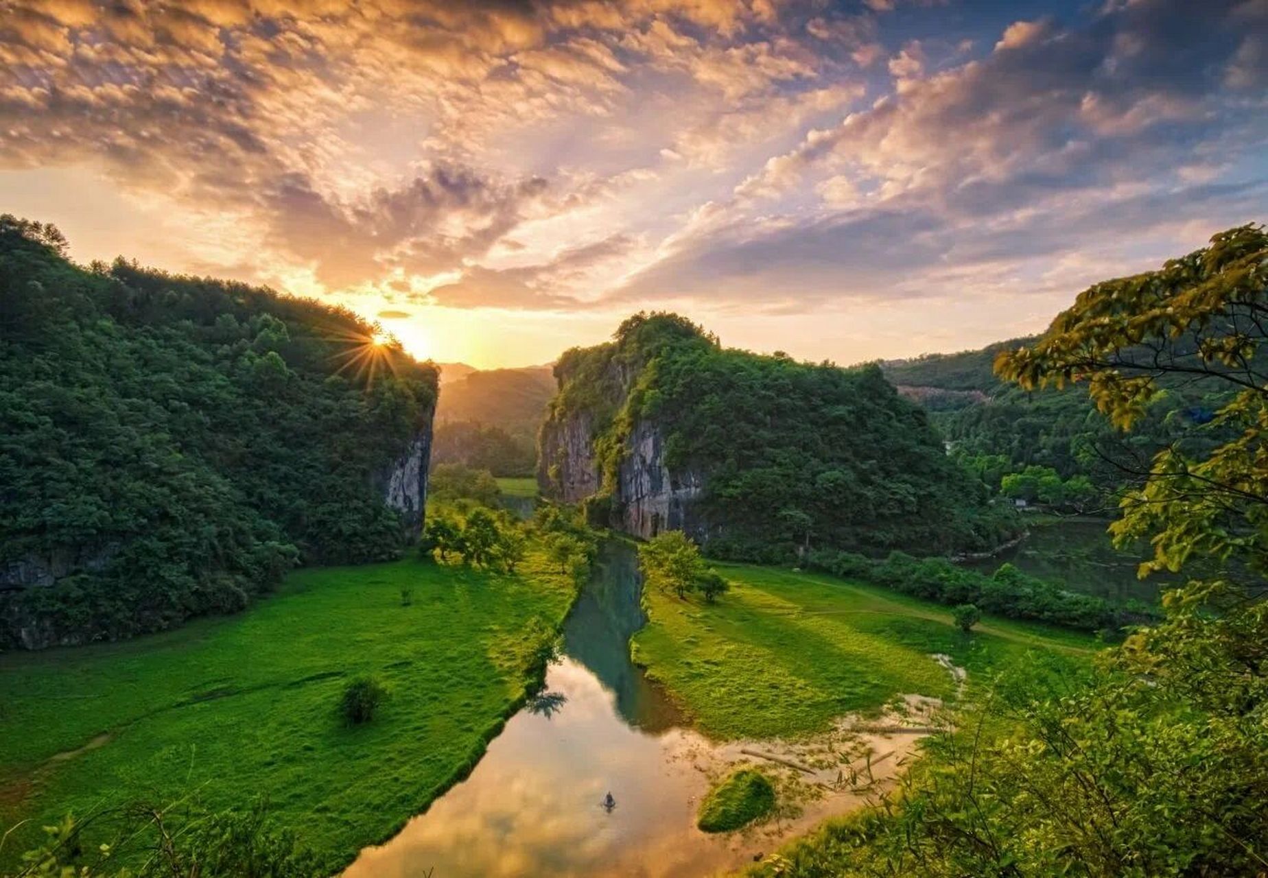 位于湘中腹地娄底涟源市西北部,湄江风光奇特,景点集中,景观齐全,集山