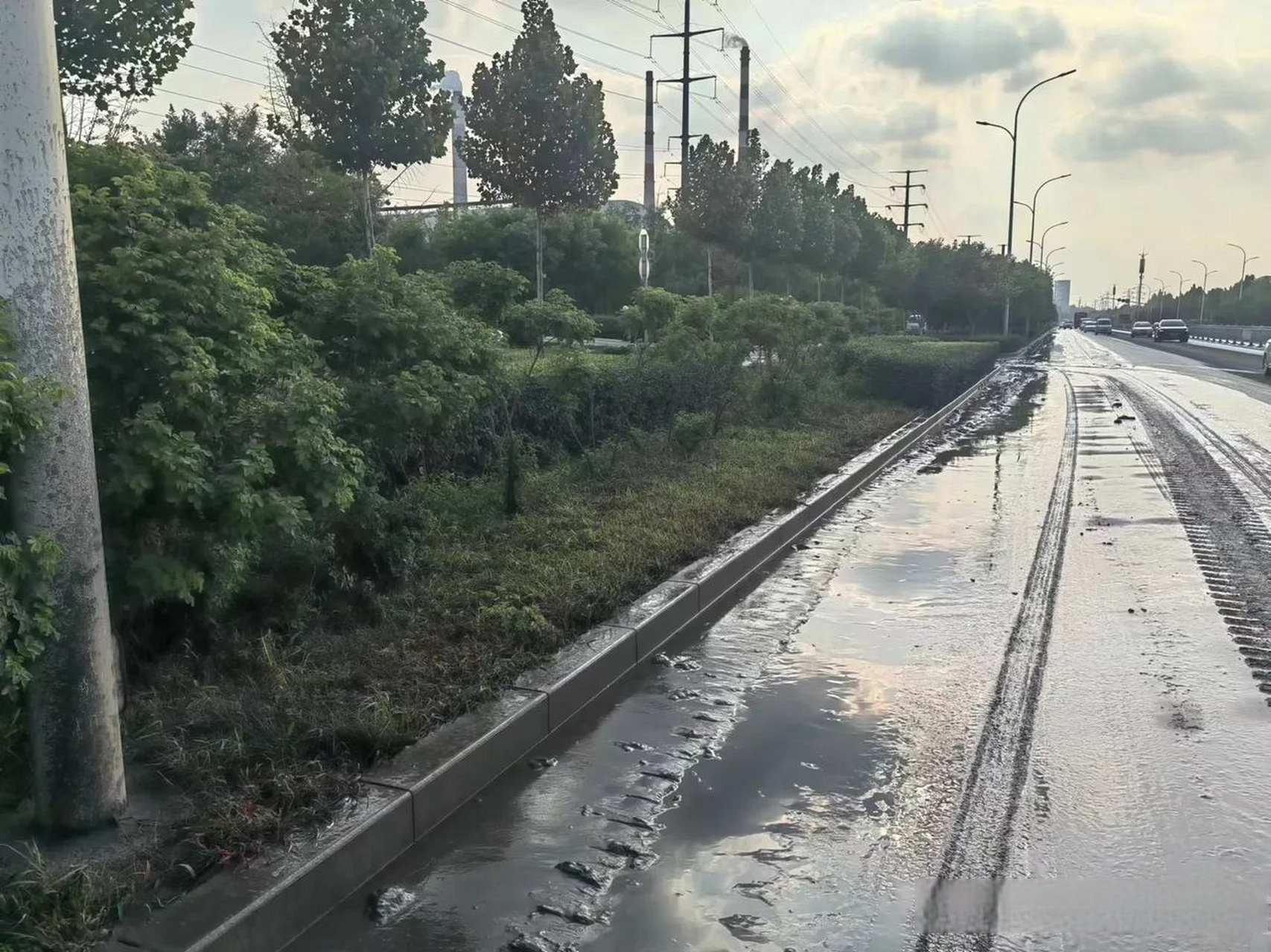 网友投稿,昨天下午淄博海岱大道山铝赤泥堆放场储水罐破裂带着赤泥