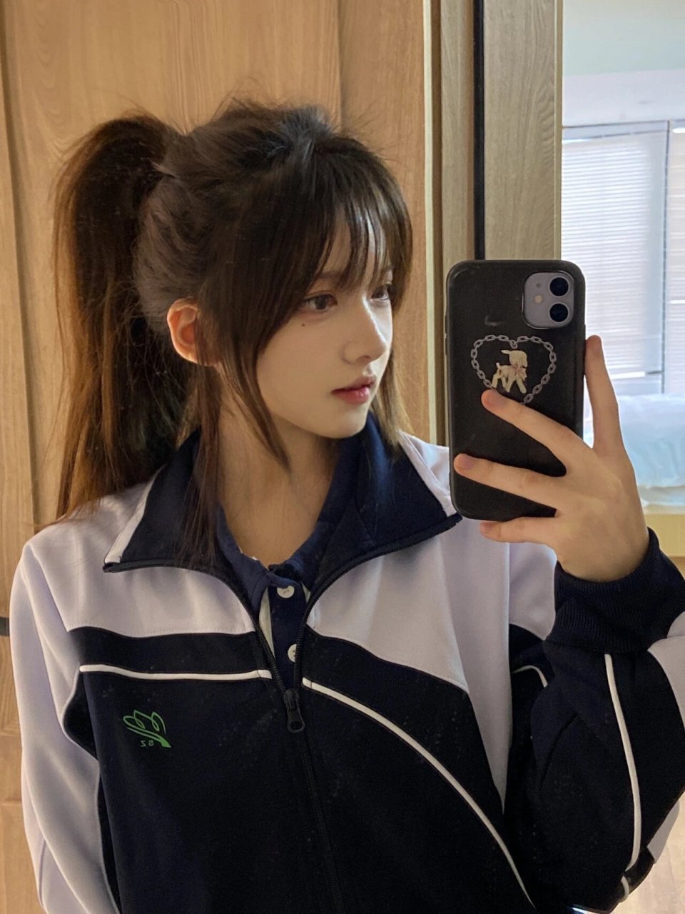 好喜欢校服高马尾 校园感满满 好像又回到了高中 91自带的 是那种
