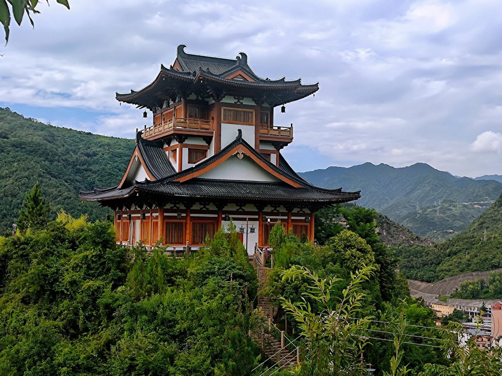 镇安县金台山兴隆寺 【金台山兴隆寺】 一座唐代风格寺庙,坐落在商洛
