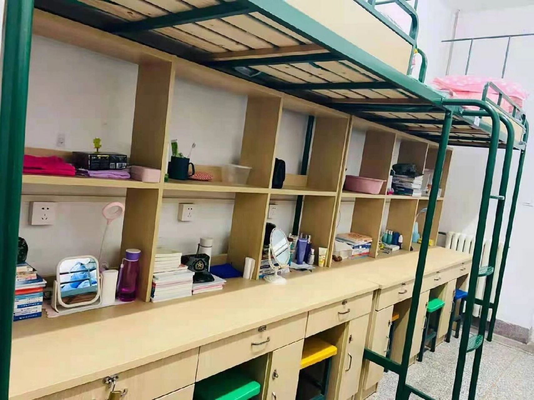 徐州工业职业技术学院宿舍环境 宿舍分为4-6人间,每年随机分配,宿舍内