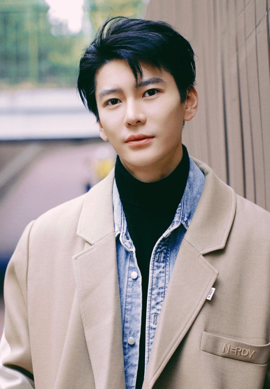 王乾越# 7615 #王乾越读手册# 看@王嘉 带你重回90年代,初冬的第