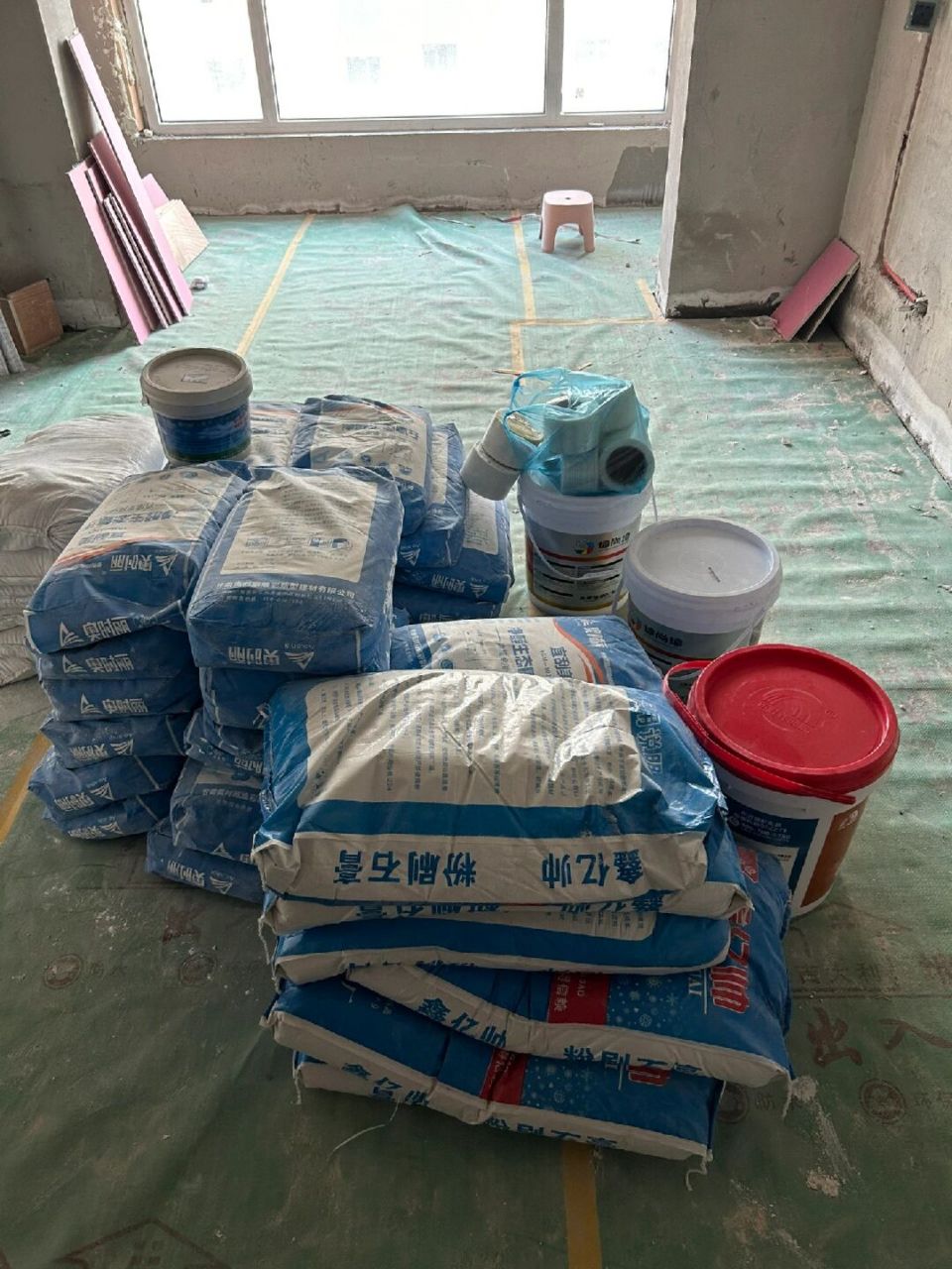 刮腻子一定要加胶水吗?