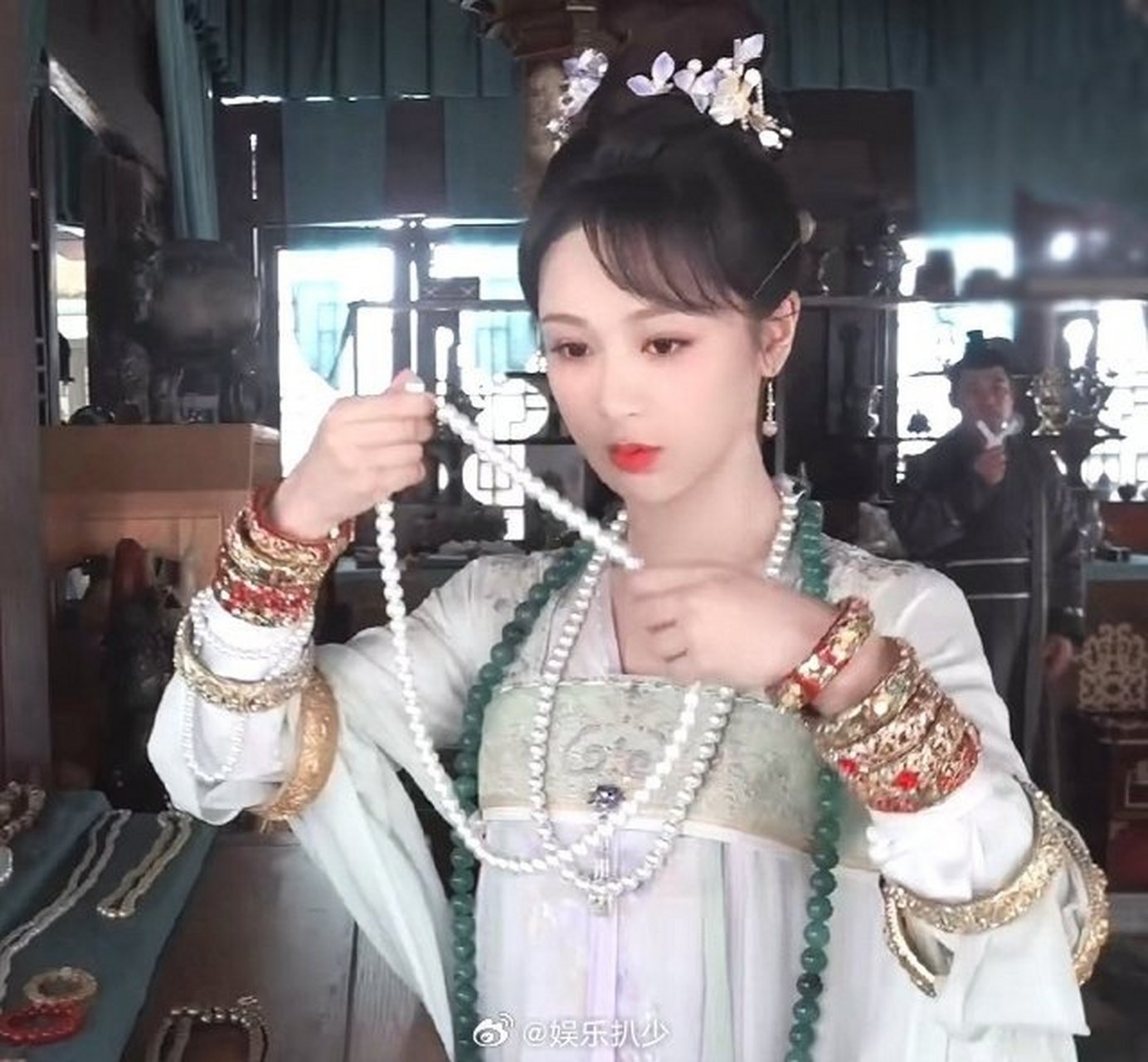 杨紫的面相压不住这么富贵的装扮.