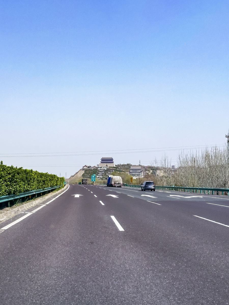 近日,一男孩因与哥哥打架,竟被父亲愤怒之下扔在了国道上!