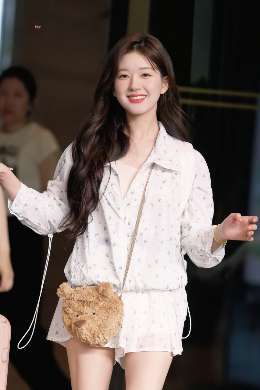 赵露思是穿了桑稚的衣服吧# 赵露思今天是穿了桑稚的衣服吧,碎花梢侣