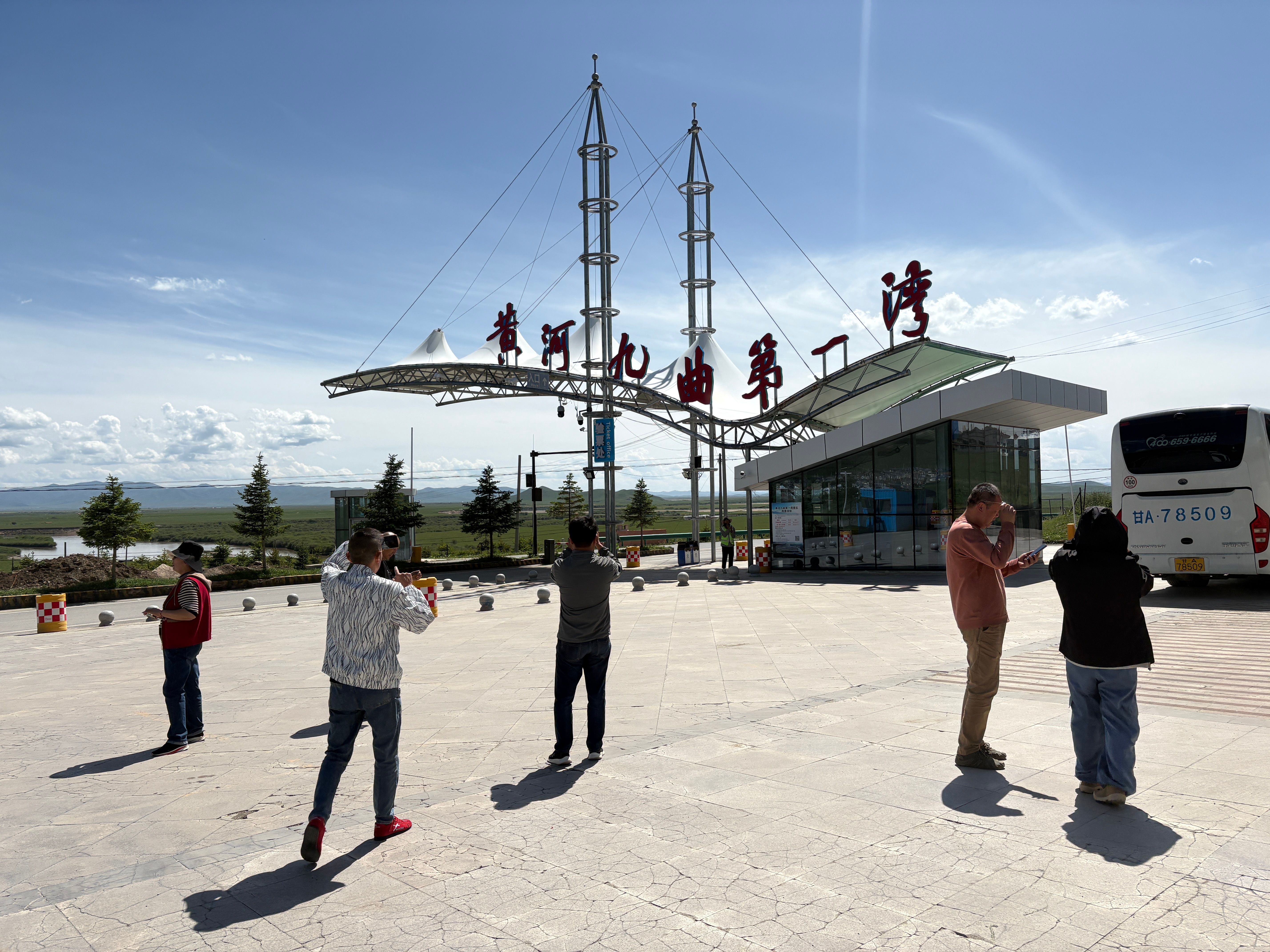 第一湾,黄河九曲第一湾位于四川省阿坝藏族羌族自治州若尔盖县唐克镇