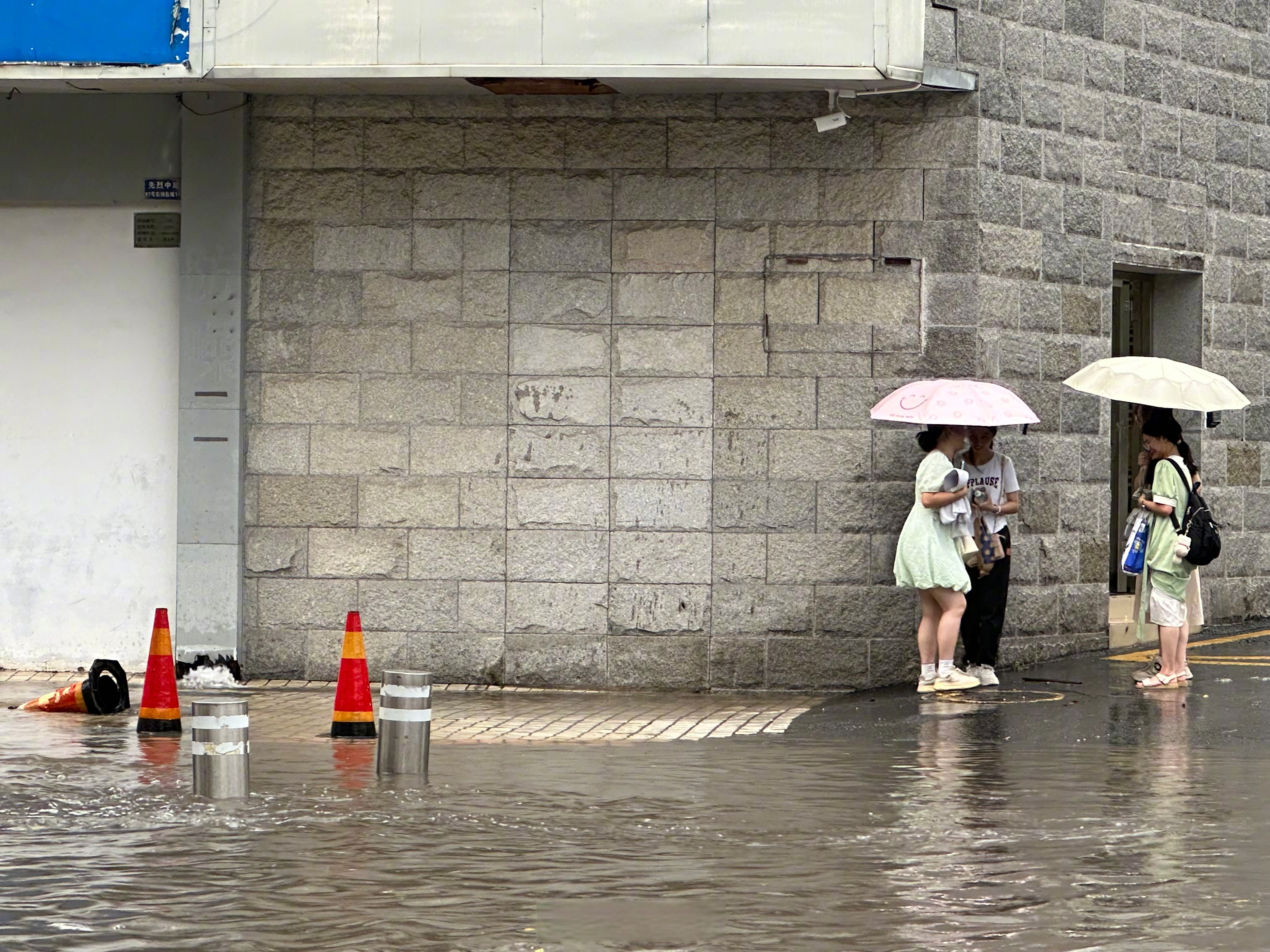 据广州市气象台预测:预计12日17时至19时下班高峰期,广州市区有中到强