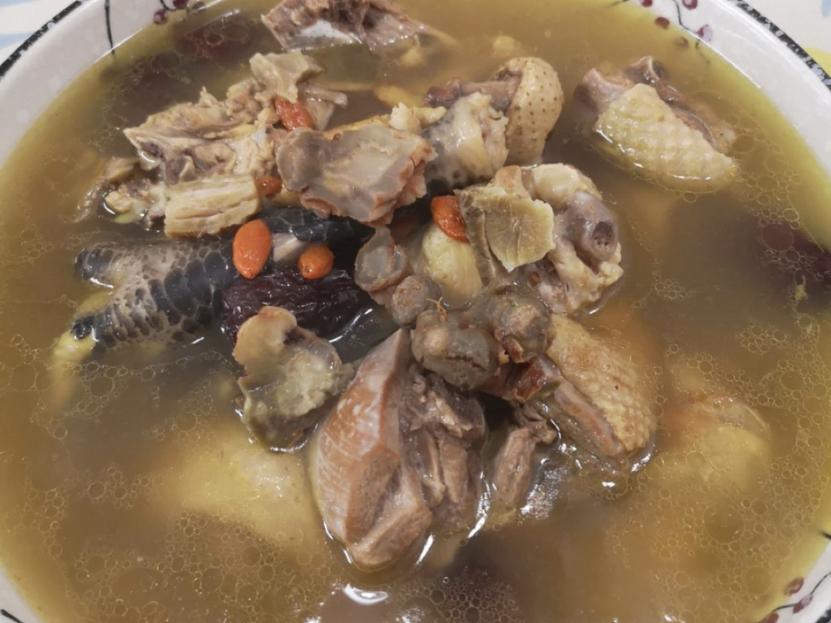 三七炖鸡汤男女老少都适合 三七:具有扩张血管,降低血压,改善微循环