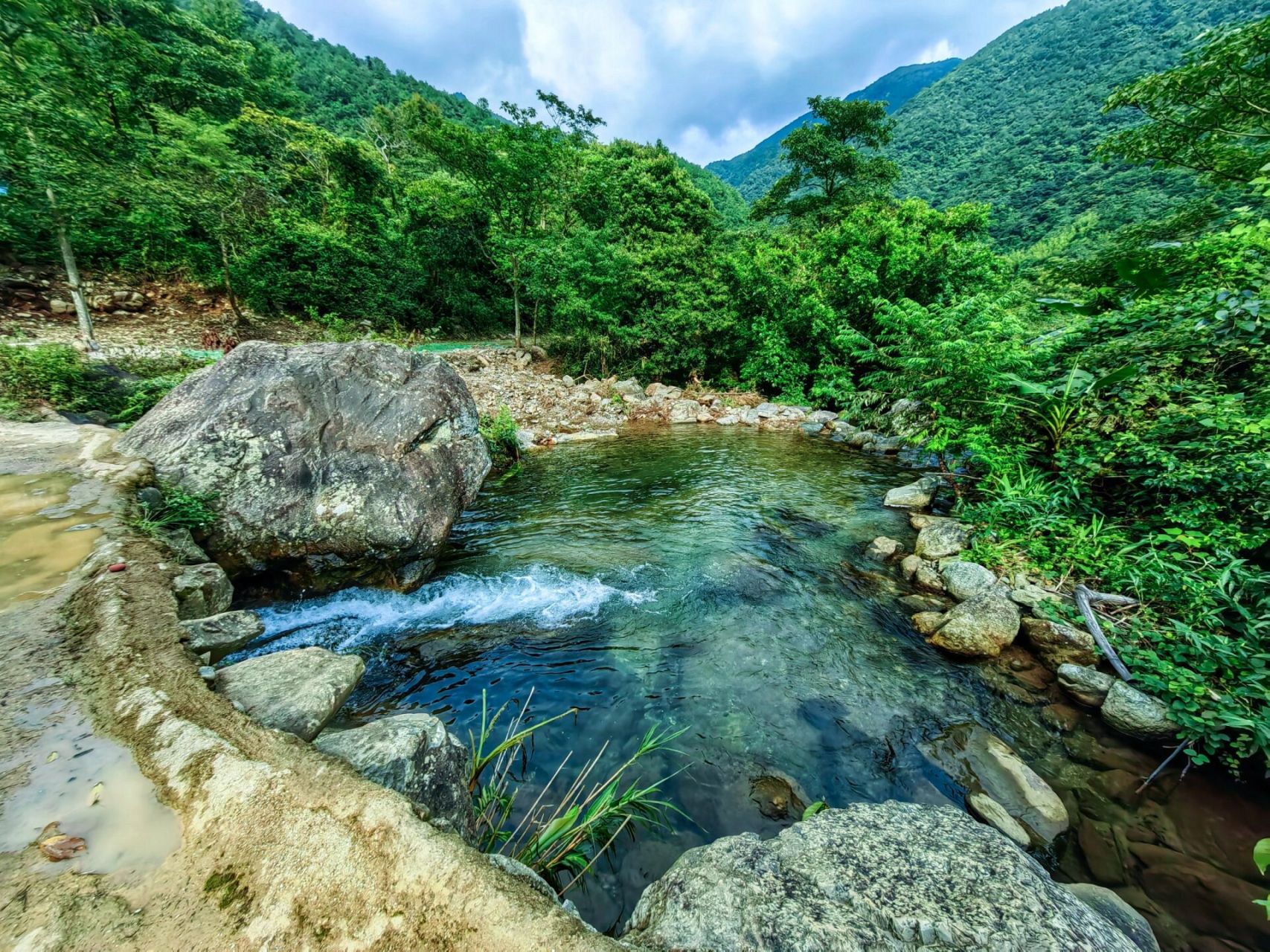 大明山亦称大鸣山,地处广西中部,分布于武鸣区与上林,马山和宾阳三县