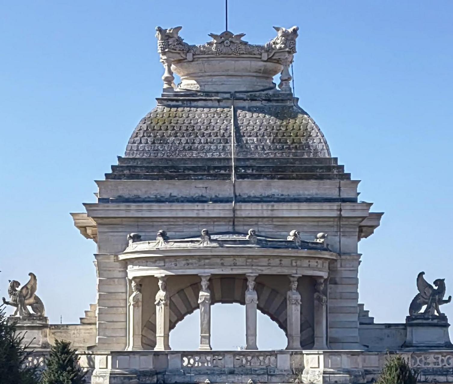 隆尚宫两侧分别是马赛美术博物馆和马赛自然历史博物馆,同时这里也是