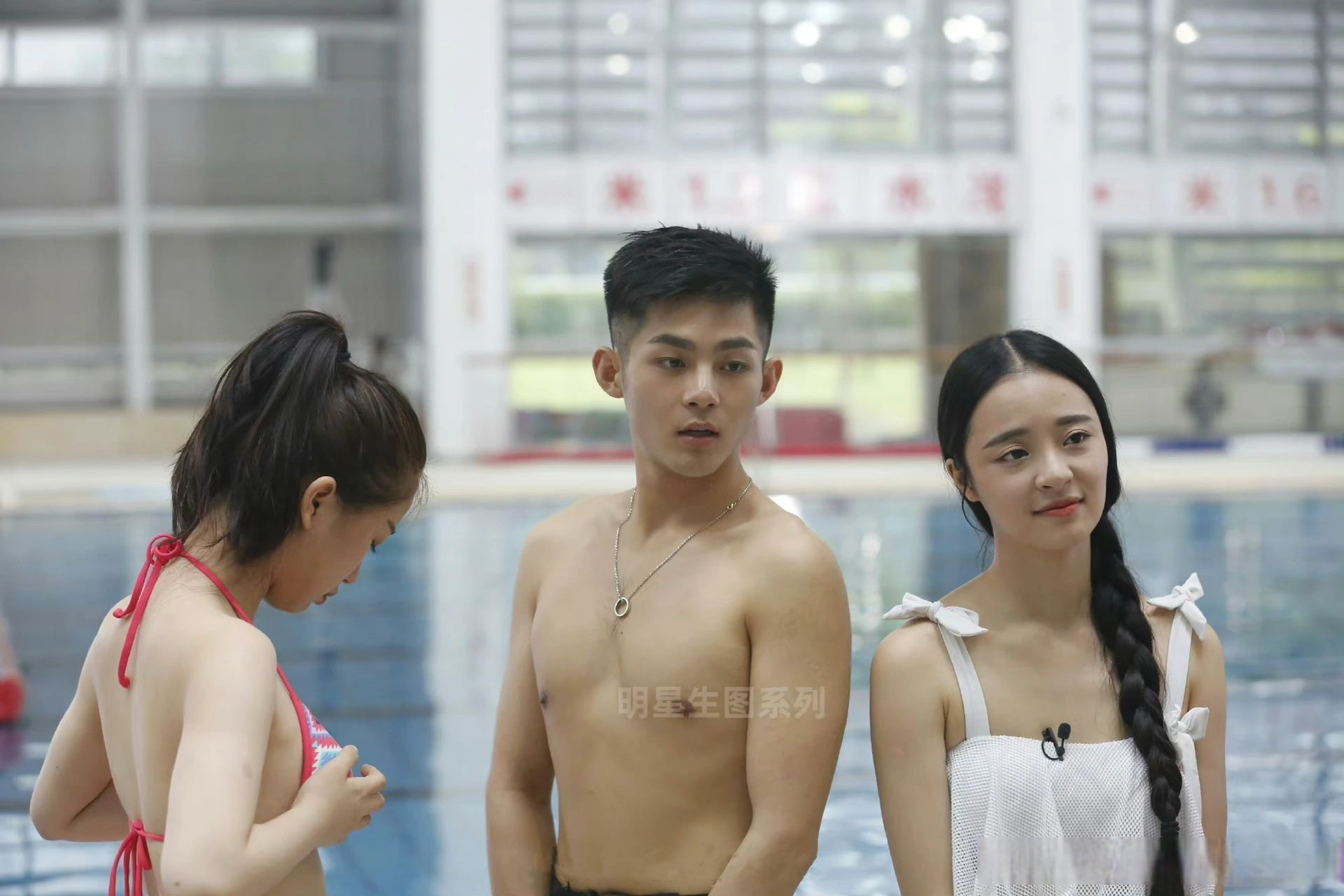 大学生《一年级》生图,虞书欣泳装,真的好白好嫩好自信啊,图一就像要