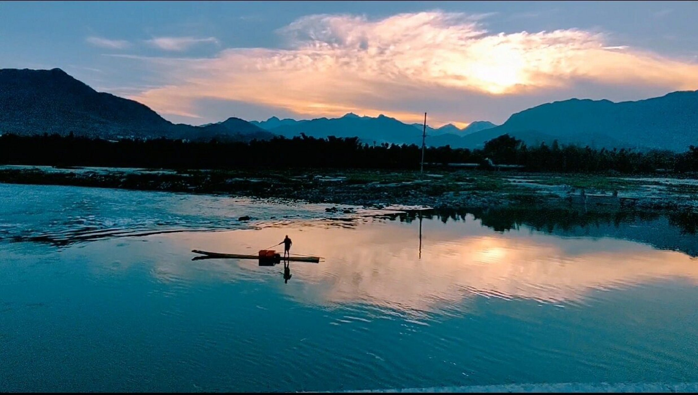 雁石三山一水的最佳观赏点 随着新农村建设的推进 	 宁静的小村庄也