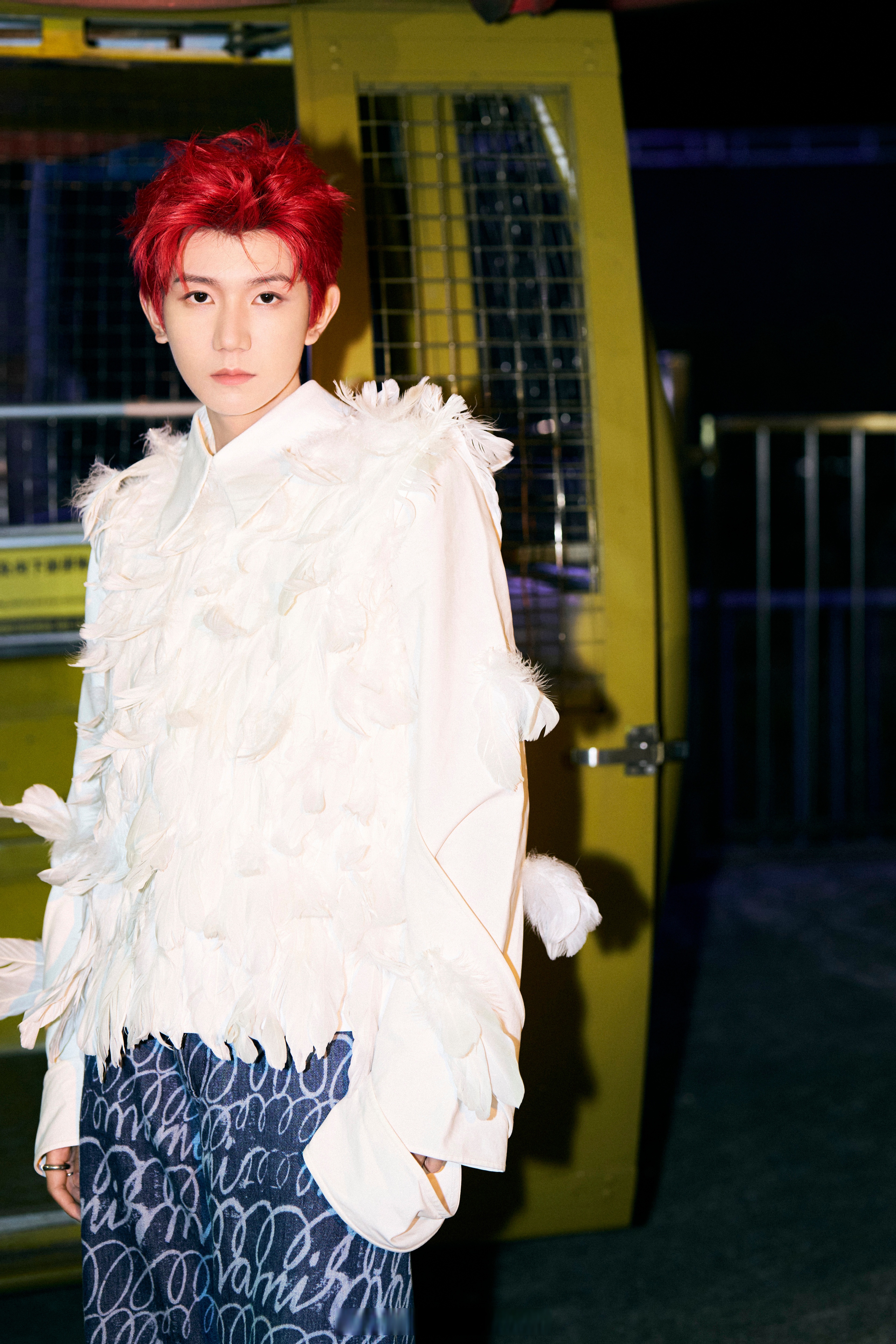 王源音乐节造型,红发配绿色背景,配色算是被他玩明白了!