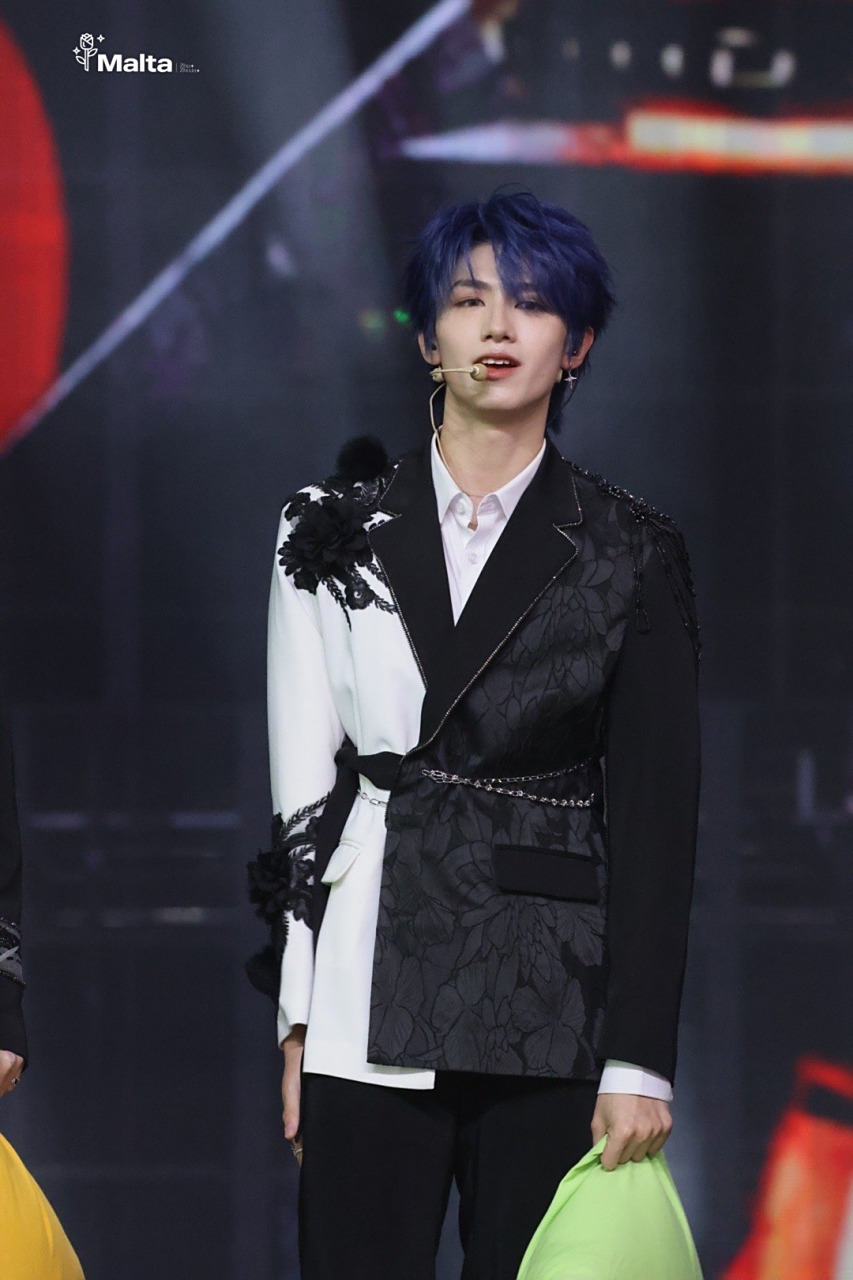 朱志鑫蓝发造型恰似人间惊鸿客,墨染星辰云水间tf家族-朱志鑫