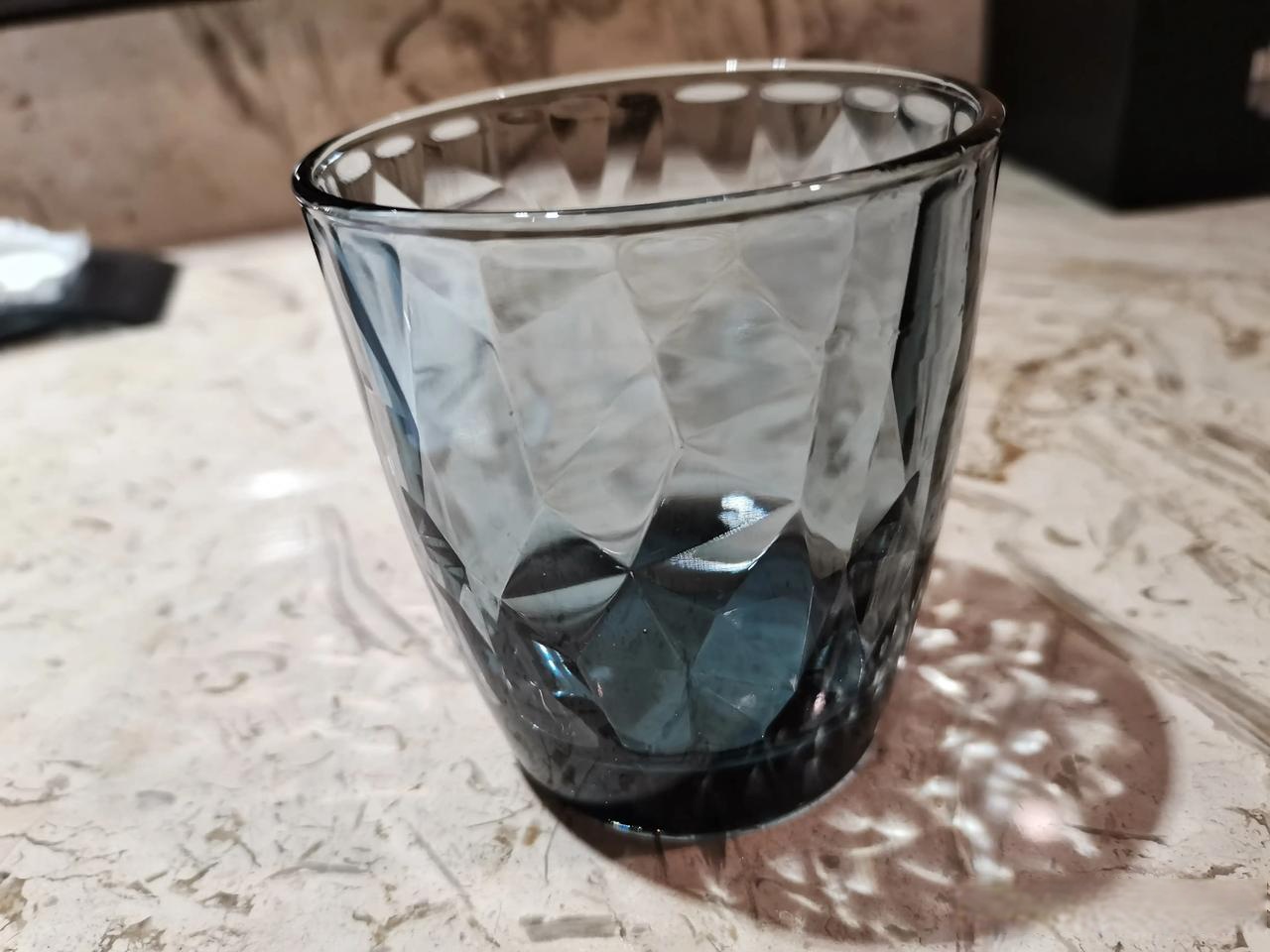 早上刷牙不小心打碎了一只玻璃杯子,酒店前台打电话给我说要赔50元钱