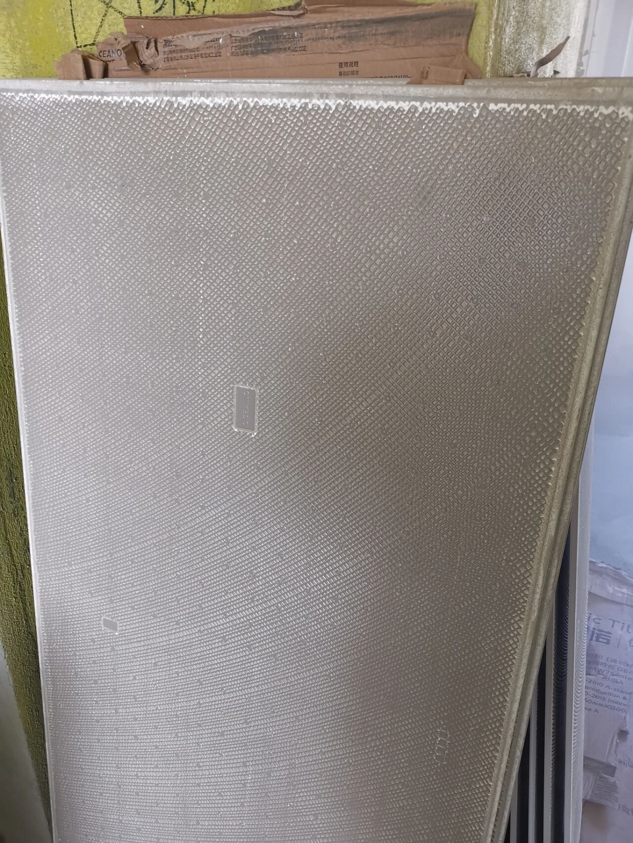 买的楼邦瓷砖胶试试怎么样! 原来买完长砖,上墙还要买瓷砖胶 太坑了!