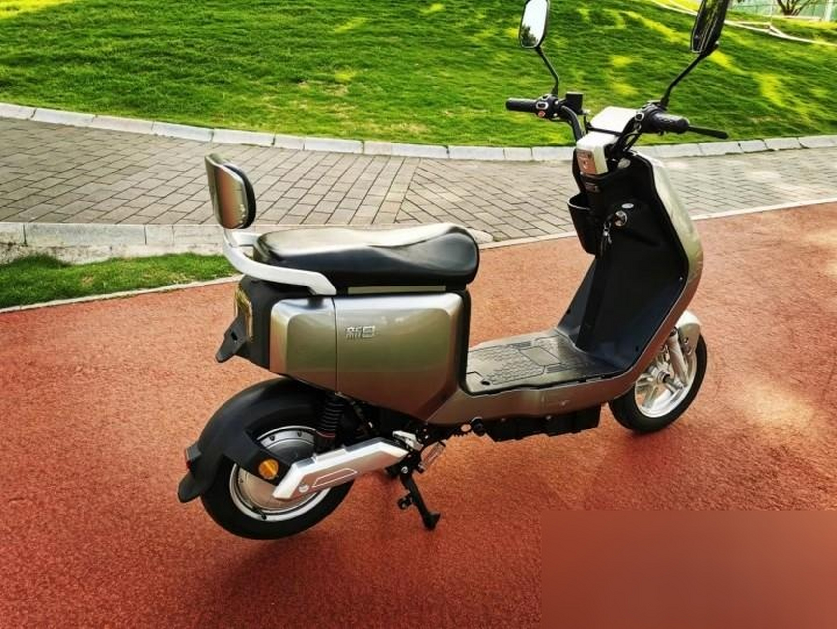 深圳光明转让电动车,新日电动车,60v20安,有合格证可以上牌,原装充电