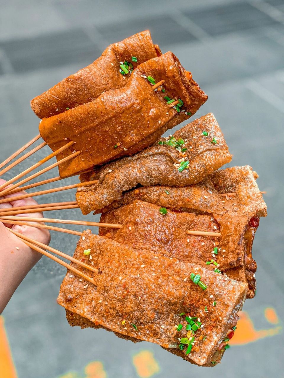 巨好吃97重庆最火爆的苕皮豆干直接原地封神 98救命,又来解放碑