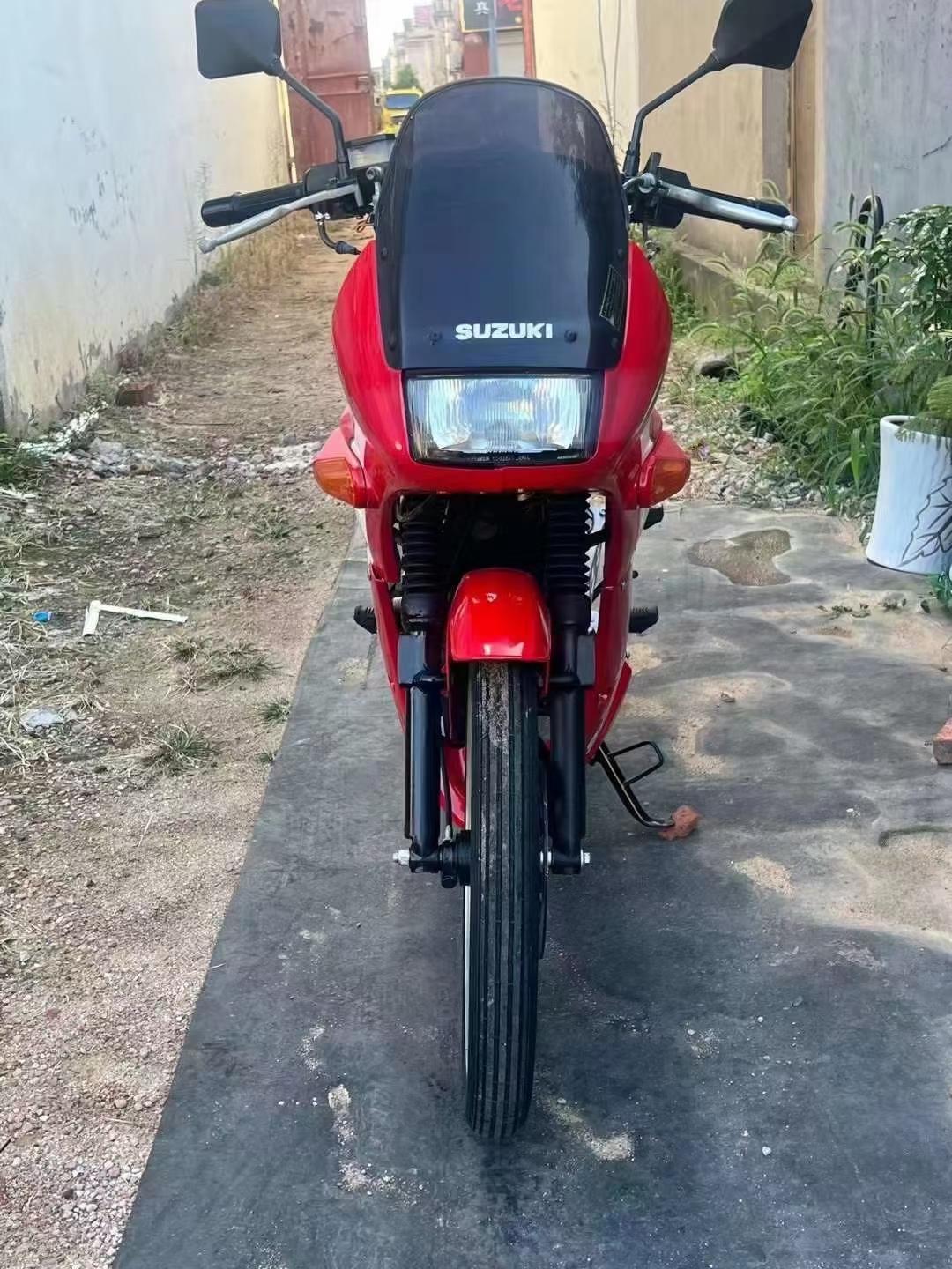 极品铃木王中王gs125r,当年落地3万多,动力十足,昔日贵族的选择很正确