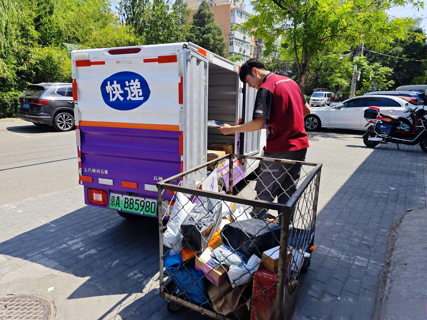 【遮风挡雨 舒适安全……新型快递车亮相街头】有驾驶室,带方向盘