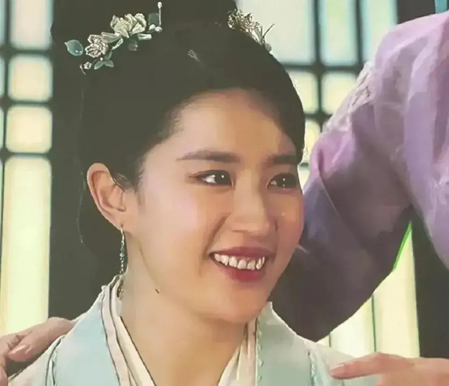 高清电视屏下的刘亦菲,龅牙真的好明显[捂脸]