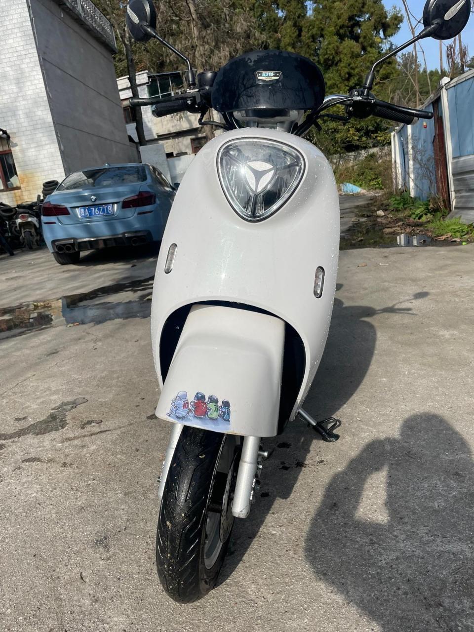 准新雅迪冠能m6,装的雅迪原装石墨烯电池,72v26a续航90公里以上,手续