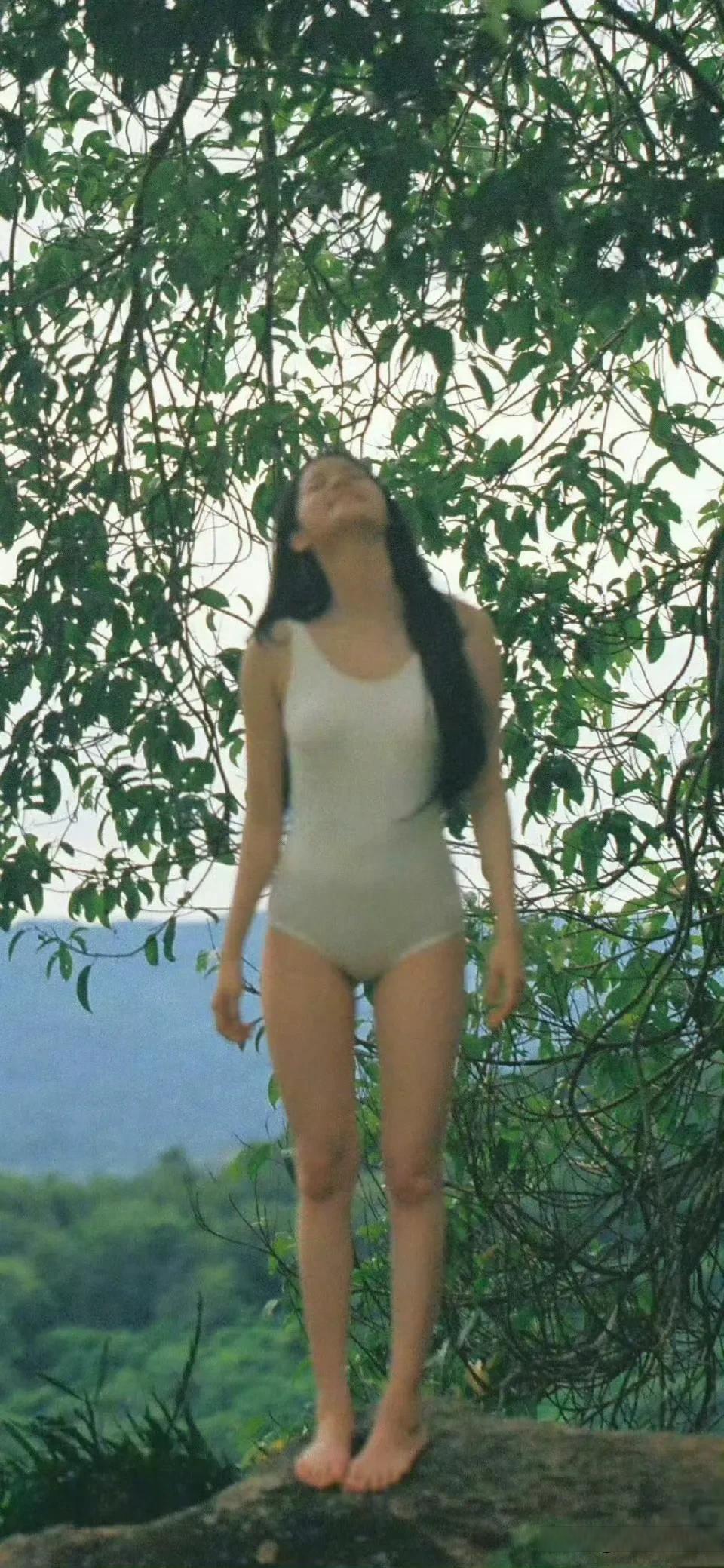 欧阳娜娜,出身于名人之家,这无疑为她的演艺之路奠定了一定基础,她