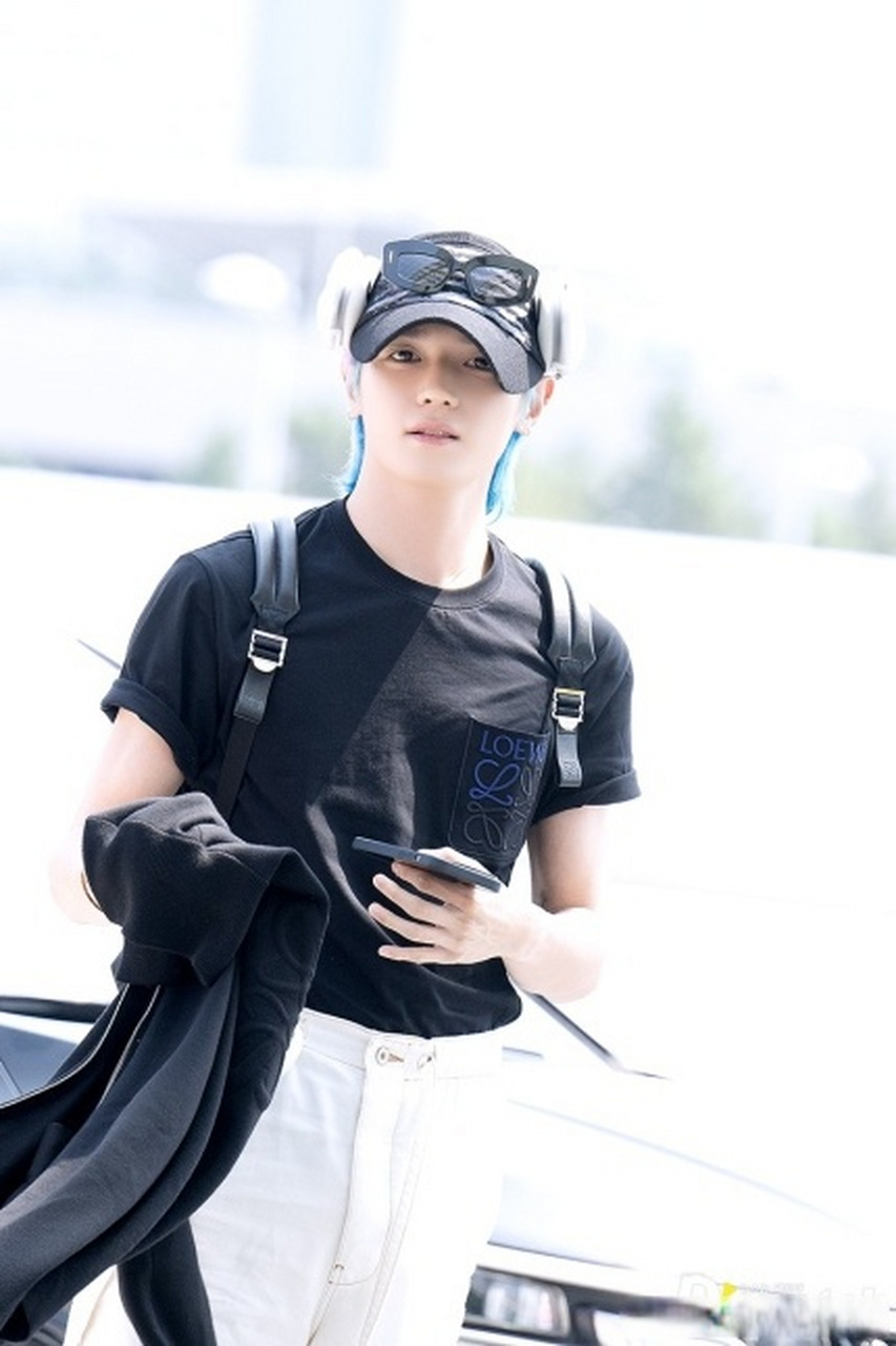 18日,#李泰容# 经仁川机场出发,前往美国出席海外活动.