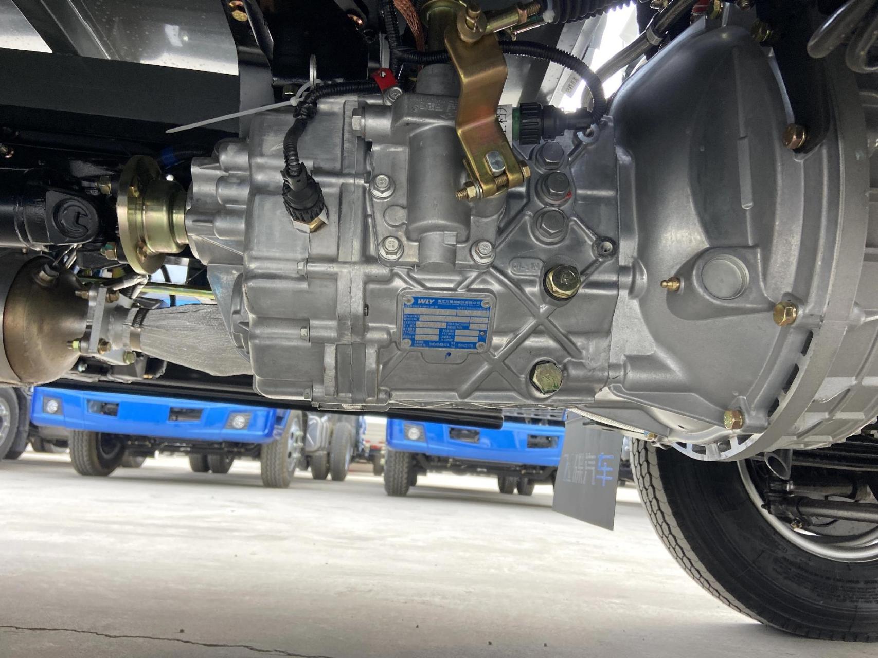 飞碟奥驰v2国六 总质量4495 标载1800 云内德威126马力发动机 5速万里