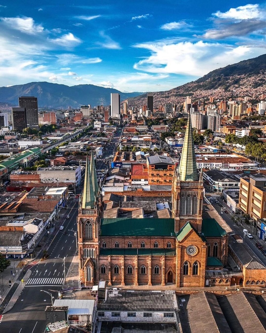 南美一座城 哥伦比亚9890第二大城市麦德林,位于南美洲安地斯山脉