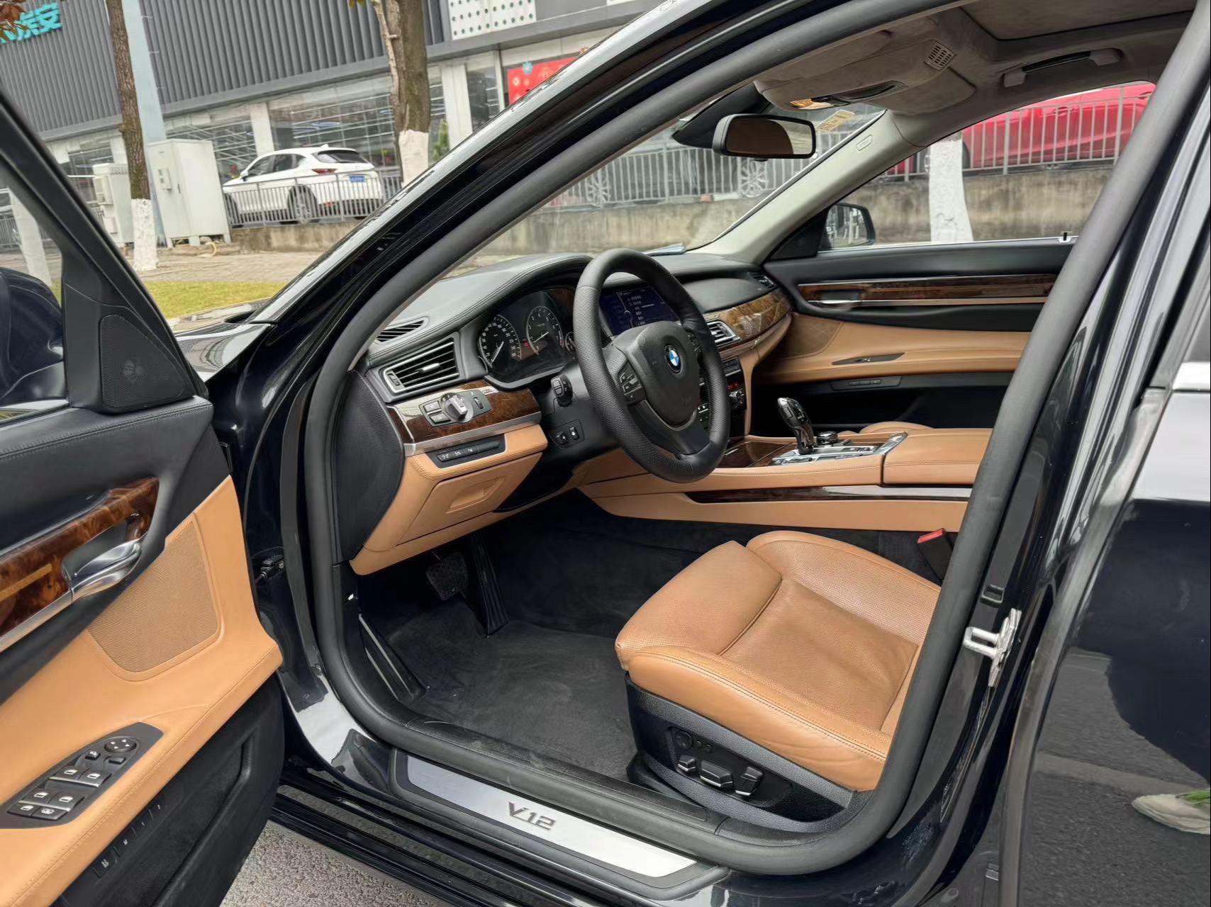 宝马760li,w12劳斯莱斯同款发动机.