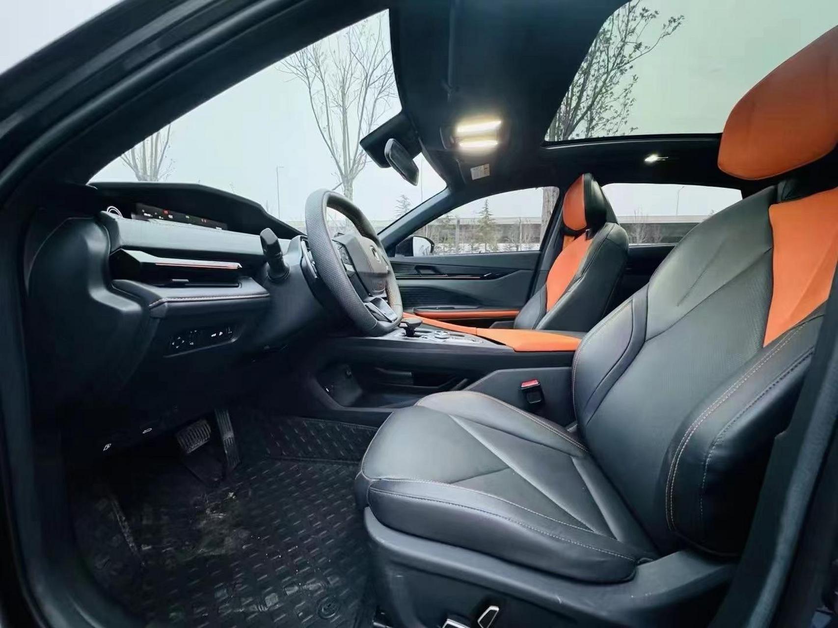 360全景影像让泊车更轻松,双电动座椅提供舒适体验,电动尾翼与尾门