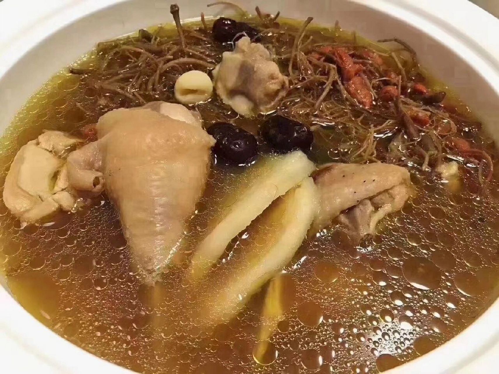 三七根(田七根)炖鸡做法 原料:三七须根30克,母鸡1只,调料适量.