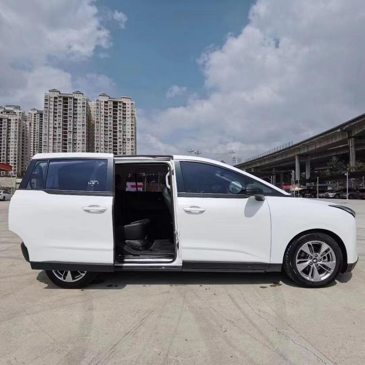 预售一台2022年6月上户奔腾e05,实表8万8,官方续航419,5个面漆,铁板