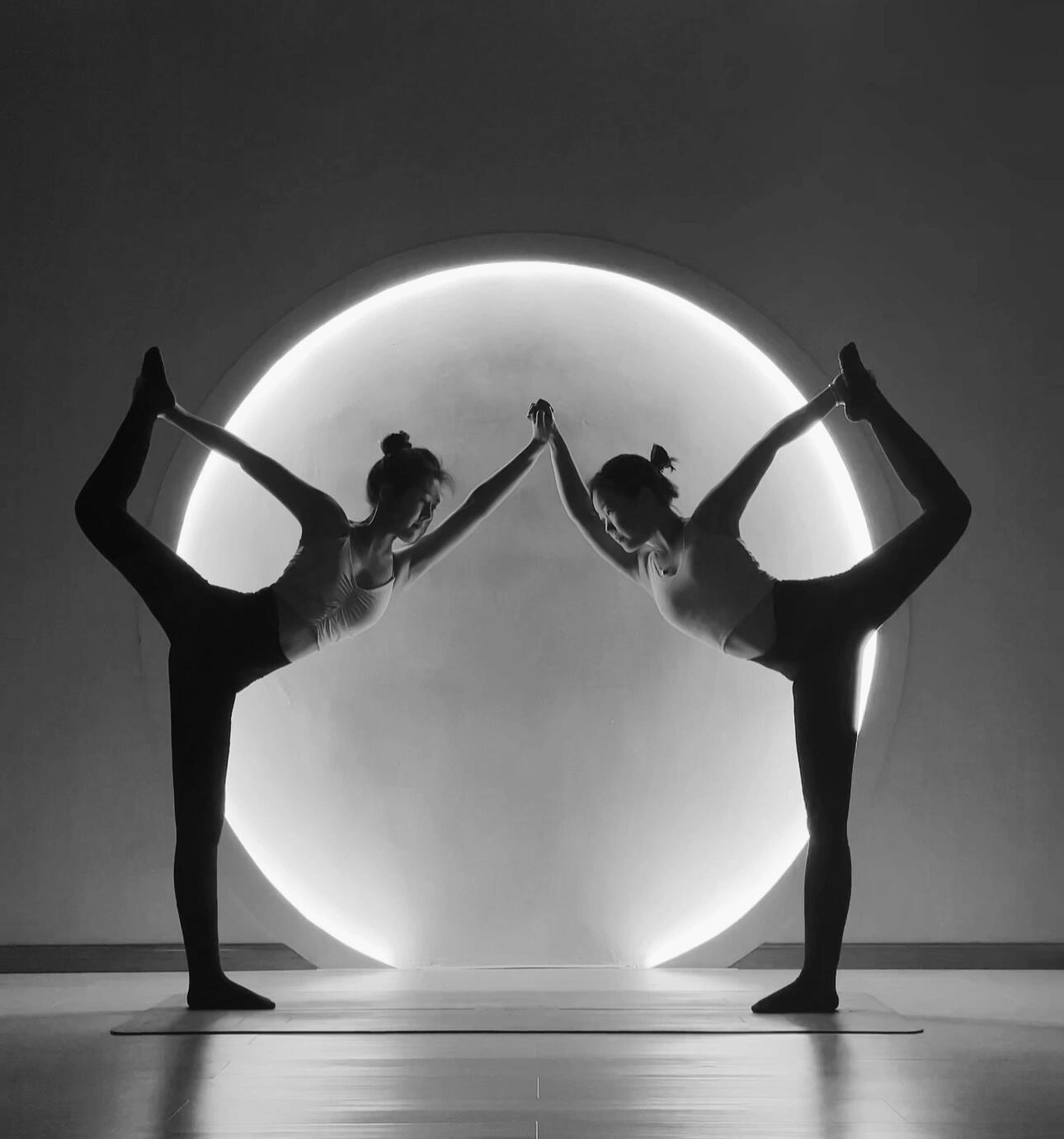 双人瑜伽体式拍照