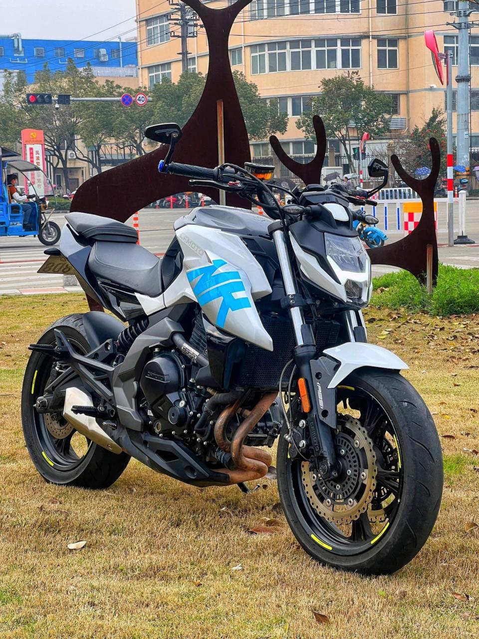 春风400nk摩托车21年的车 行驶3500公里 车况完美 成色新 没有任何