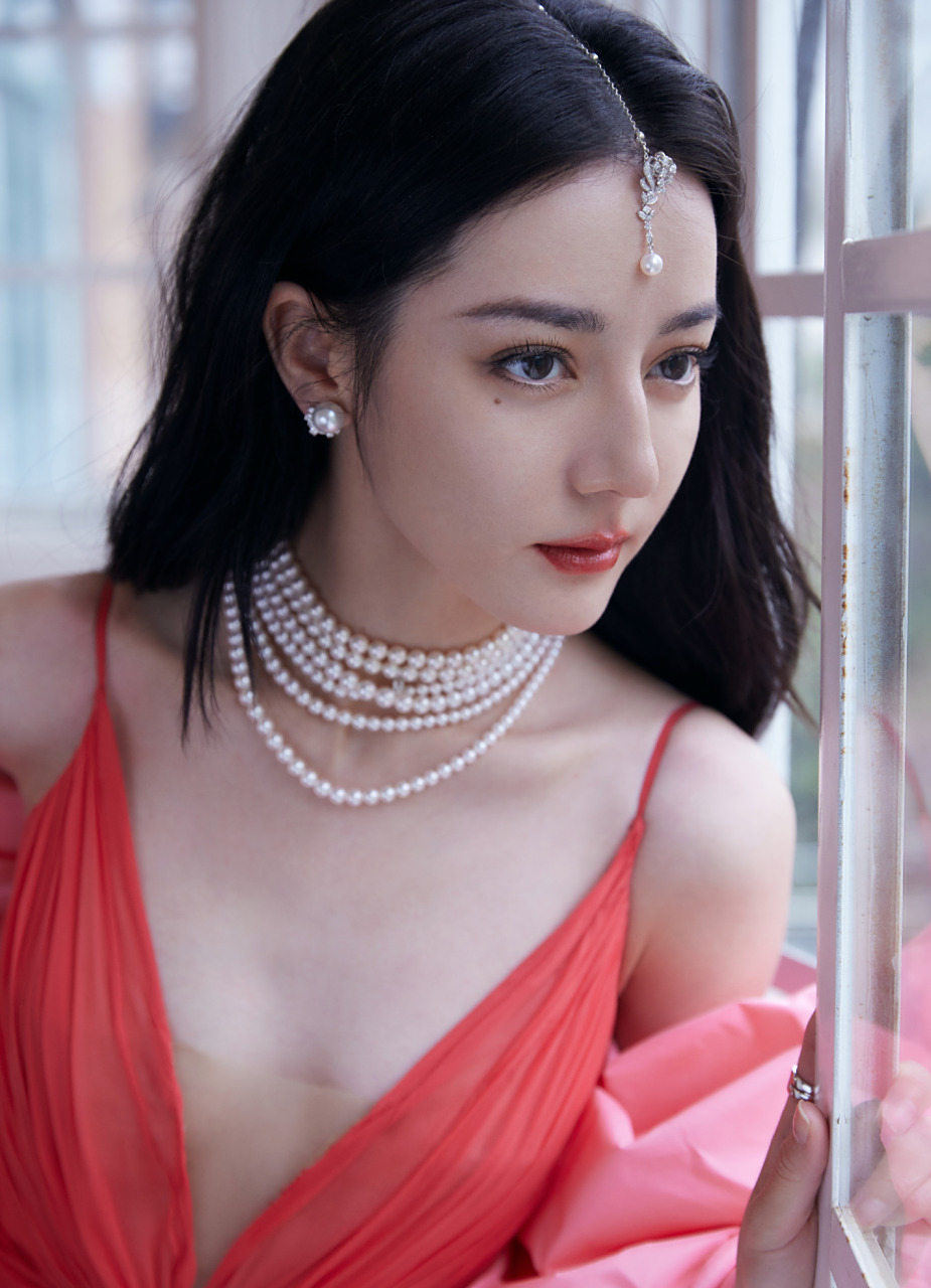 迪丽热巴复古名伶粉色吊带裙