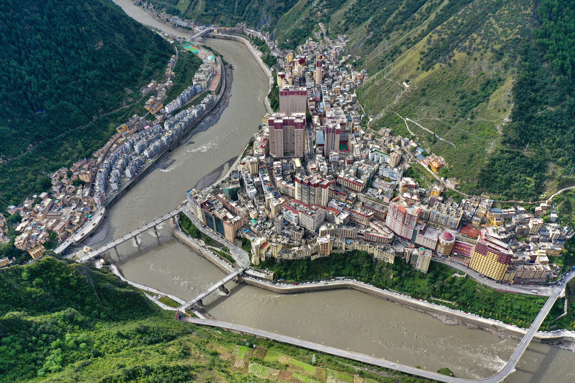 (第一辑) 图1:封面效果 图2,图3:巴塘县(县城海拔2580米)巴塘山川秀丽