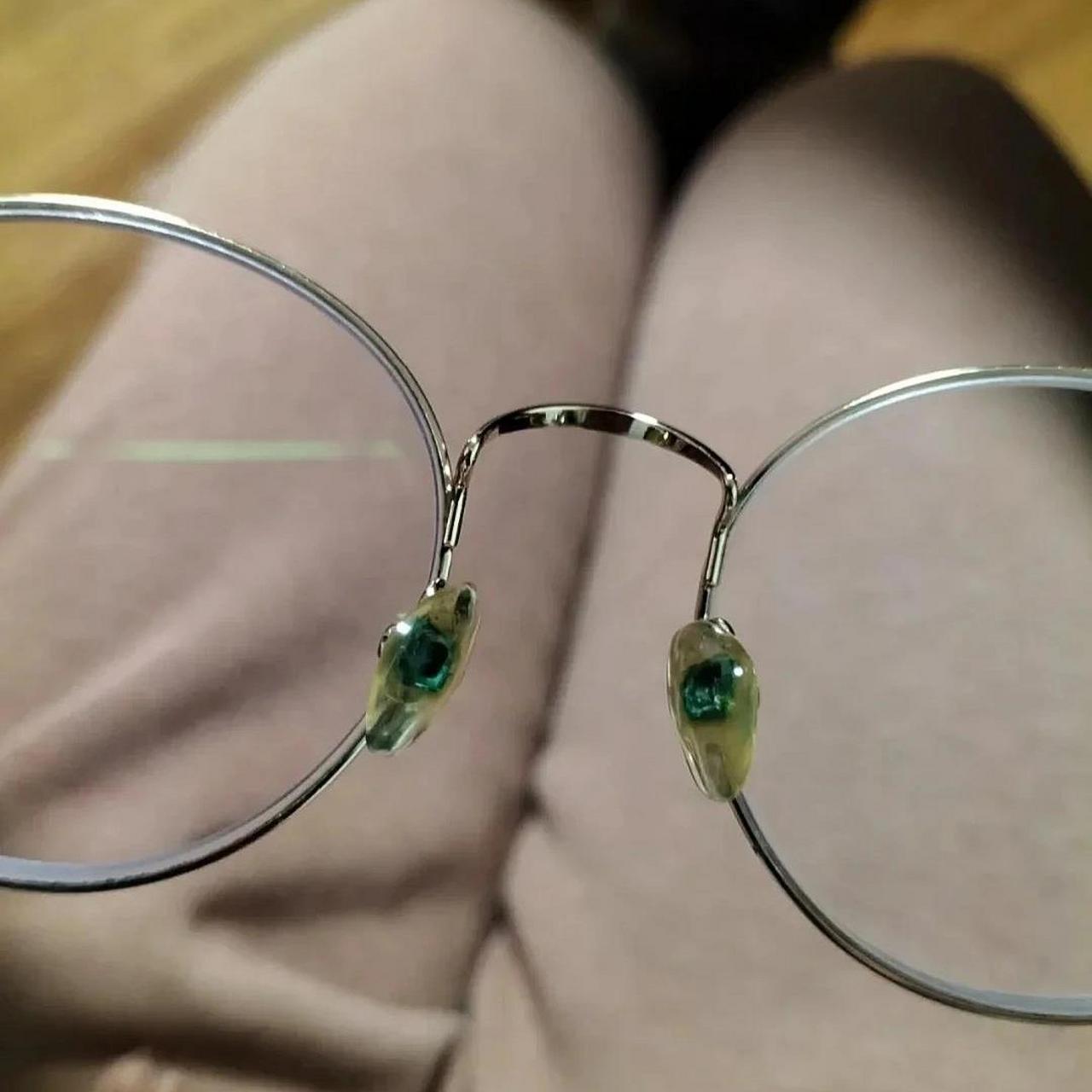 为什么眼镜的鼻托会变绿71应该怎么办71 为什么鼻托硅胶会变绿 是