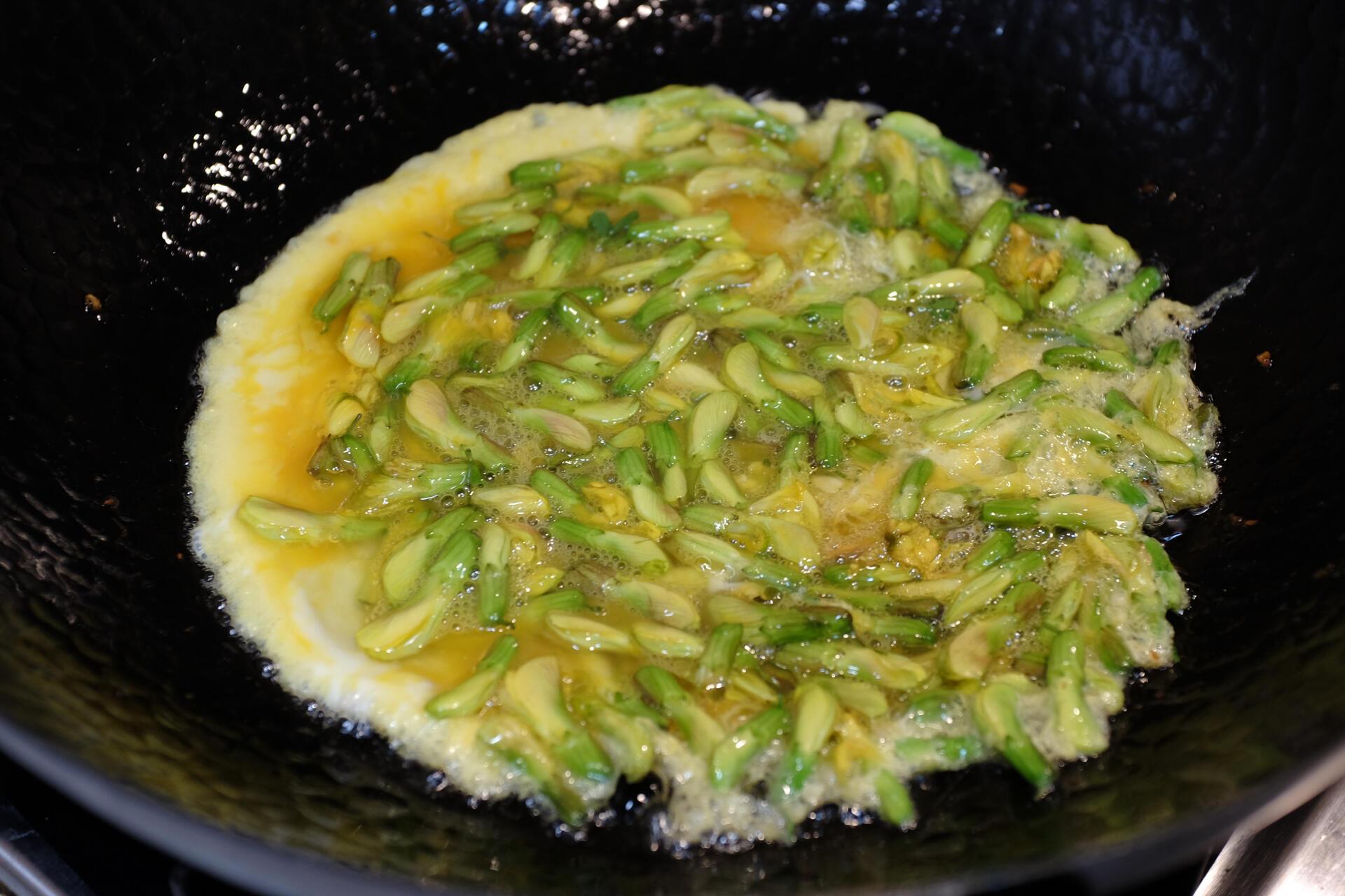 不时不食·金雀花煎鸡蛋    金雀花学名锦鸡儿.