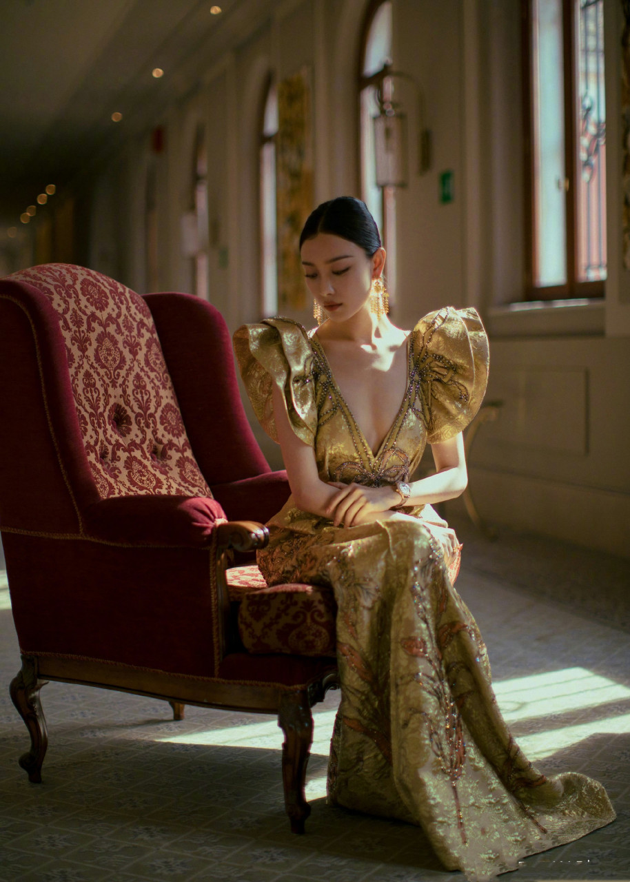 倪妮金色礼服造型