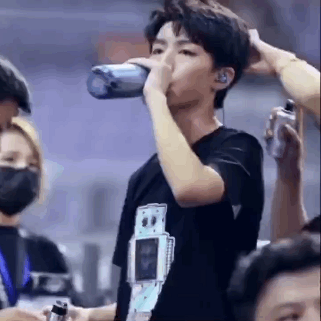 被王俊凯喝水苏到了～ 果然好看的人喝水也好看 吨吨吨的时候超可爱